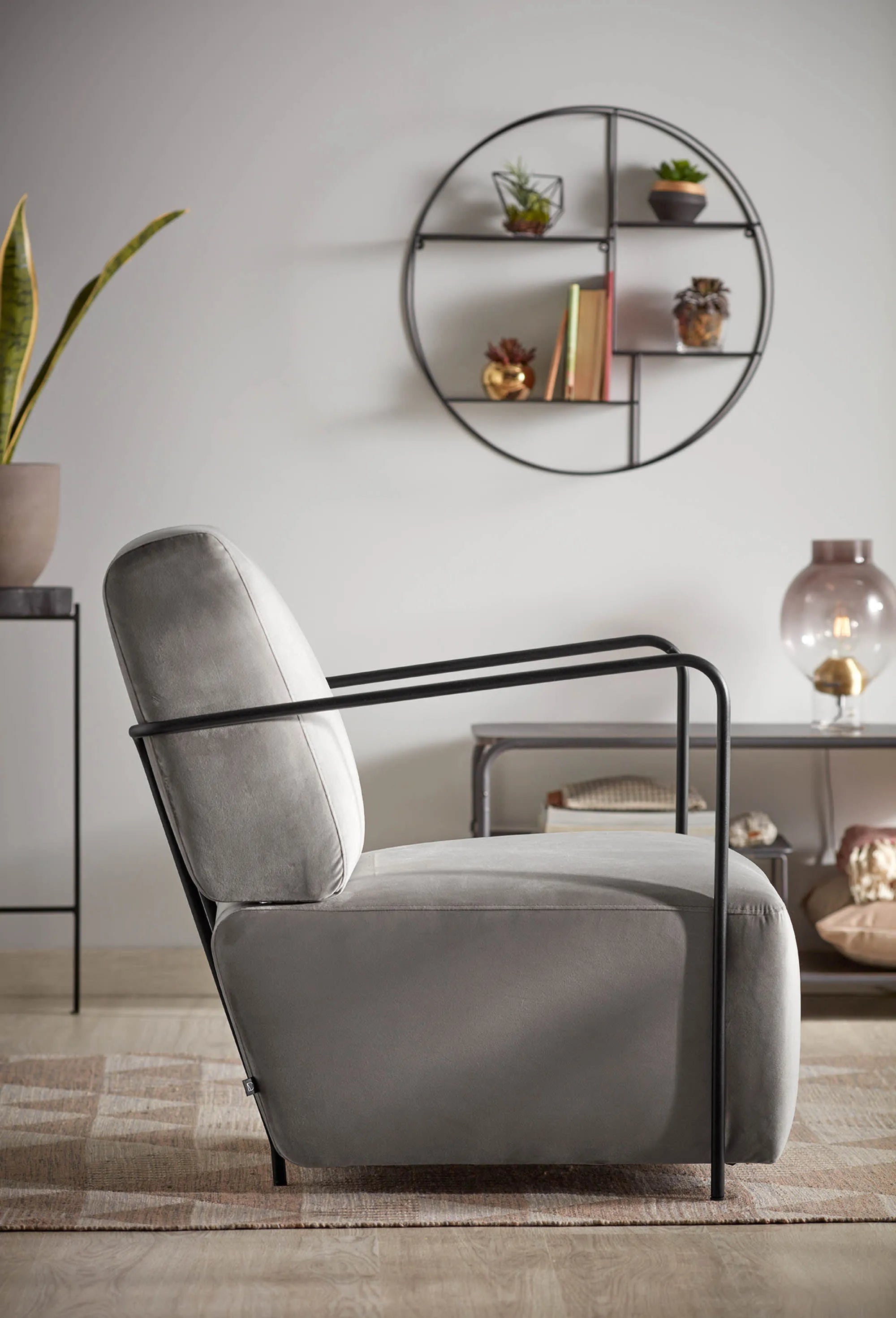 Elegantes, schwarzes Stahlregal Ø 55 cm, ideal für stilvolle Präsentationen in modernen Wohnräumen.