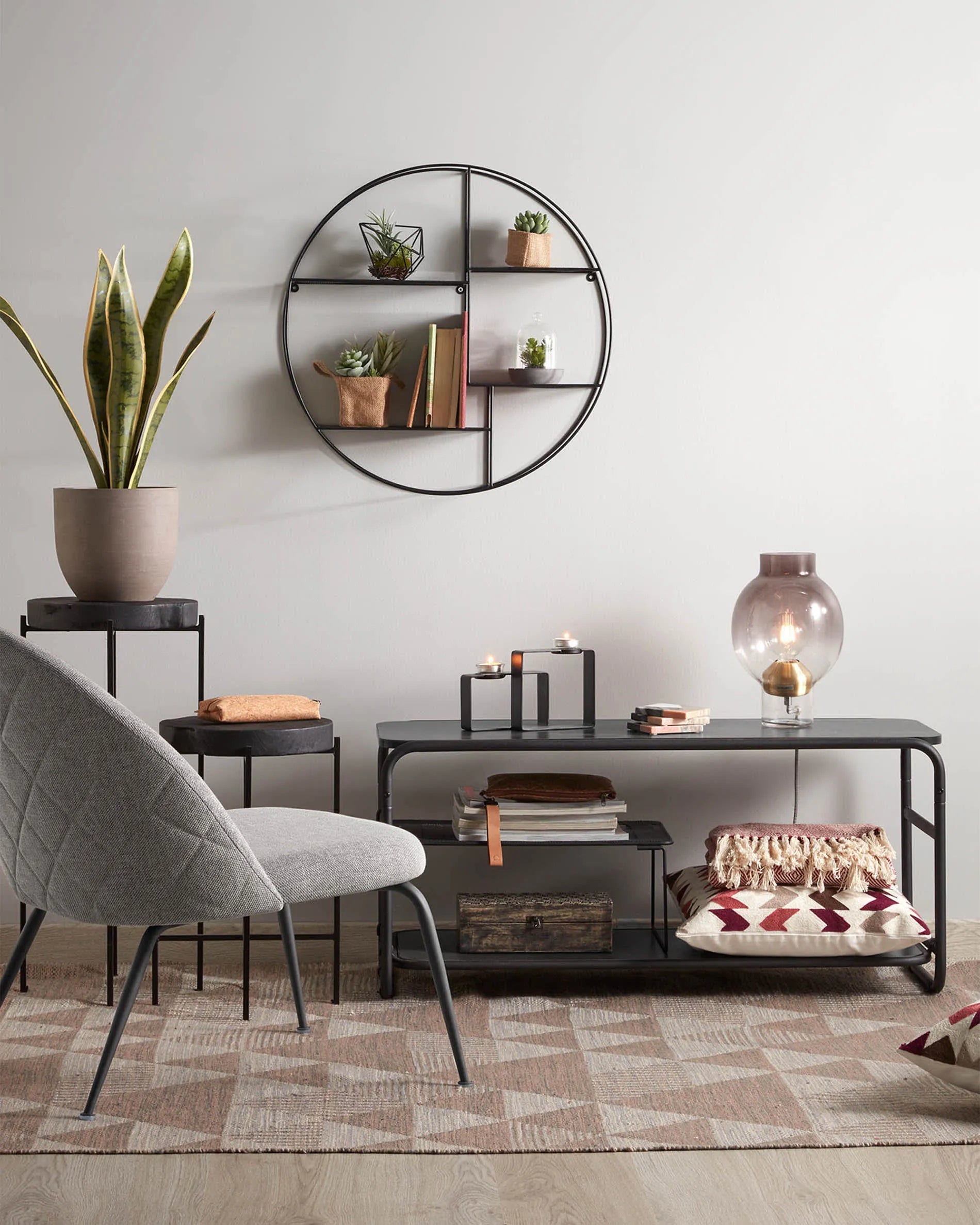 Elegantes, schwarzes Stahlregal Ø 55 cm, ideal für stilvolle Präsentationen in modernen Wohnräumen.