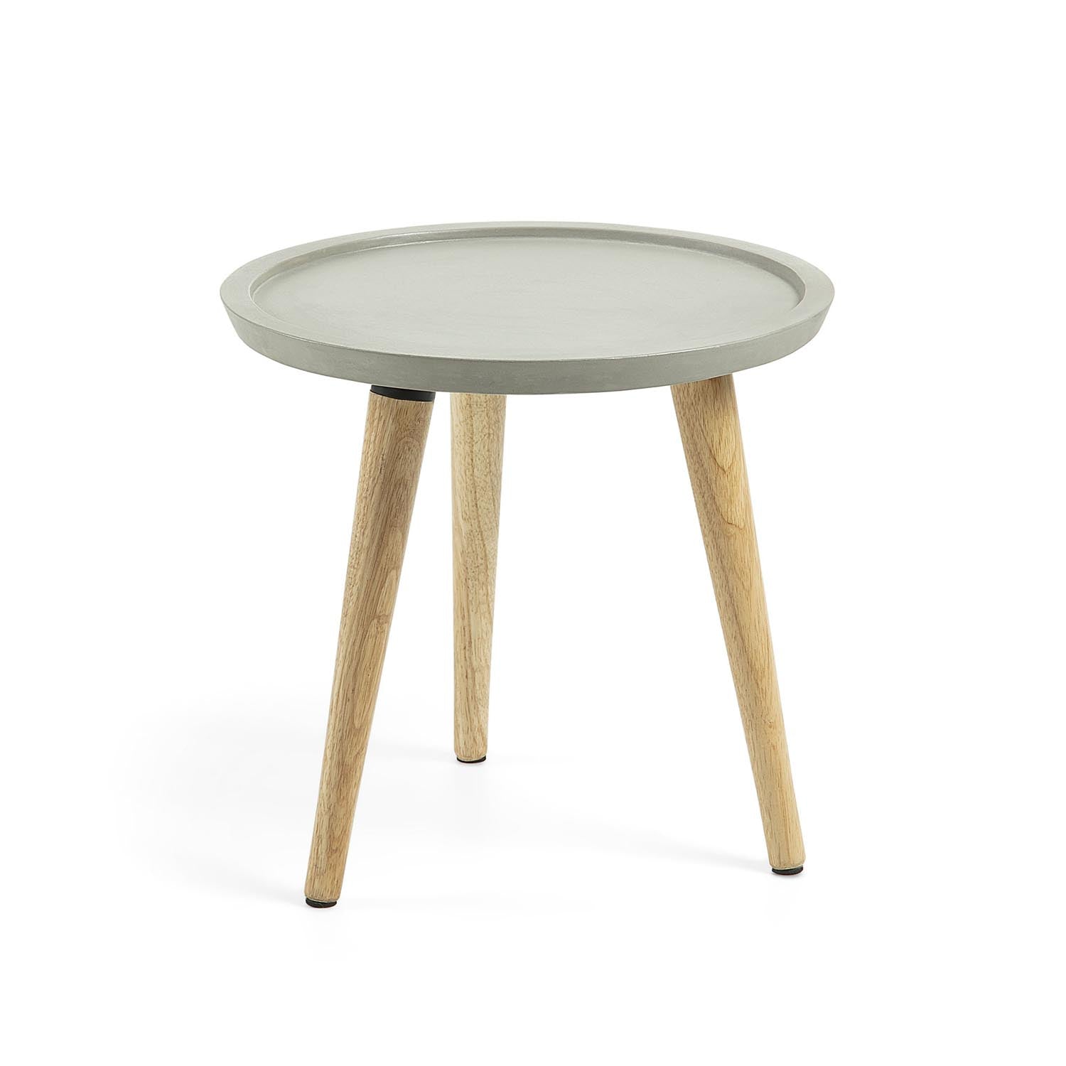 Stilvoller Lucy Beistelltisch Ø 40 cm: Zementplatte, Gummibaumholzbeine, ideal für Innen- und Außenbereiche, zeitloses Design.