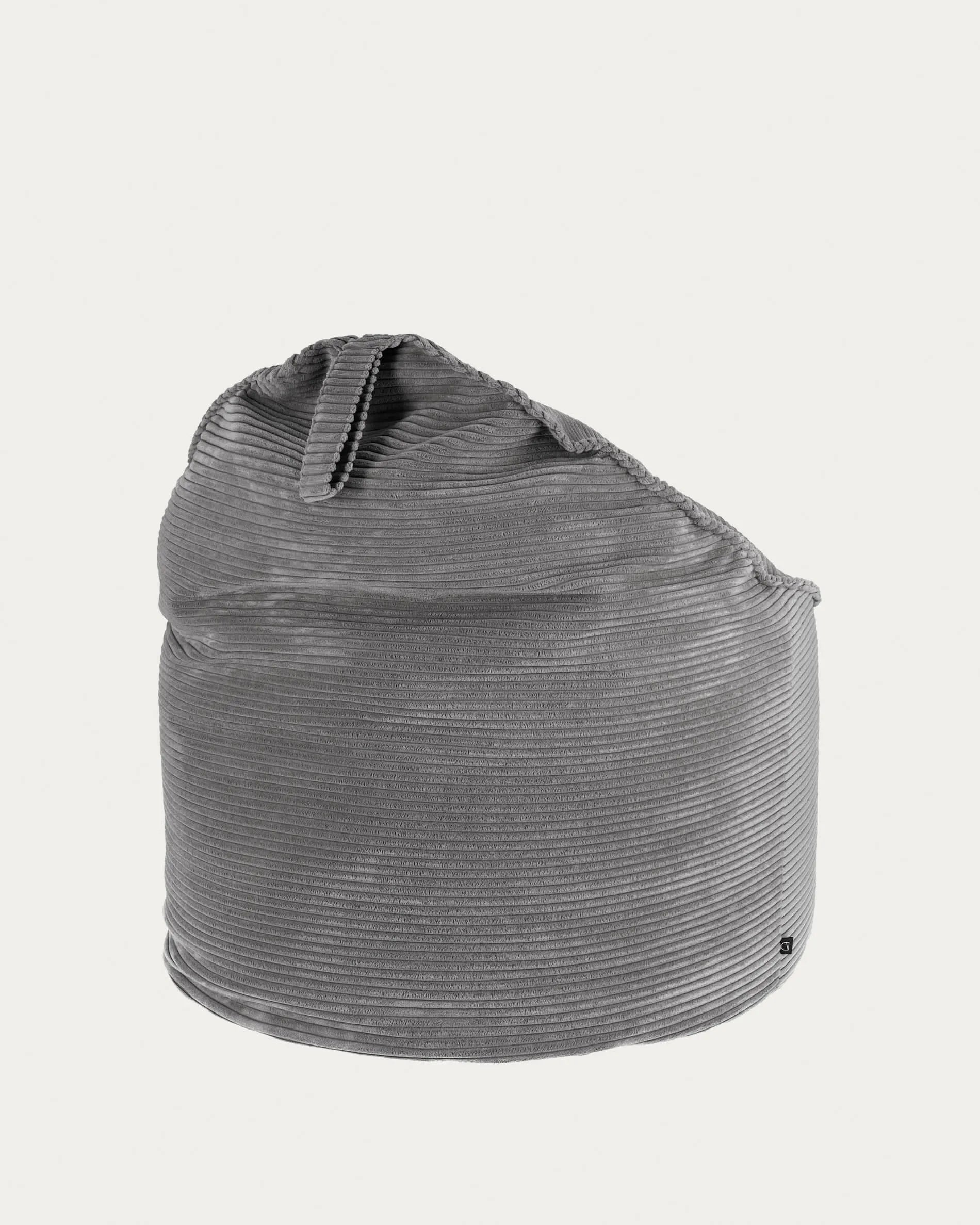 Der Wilma Pouf von Kave Home in grauem Cord (Ø 80 cm) kombiniert Komfort und Stil, ideal für modernes Wohnen.