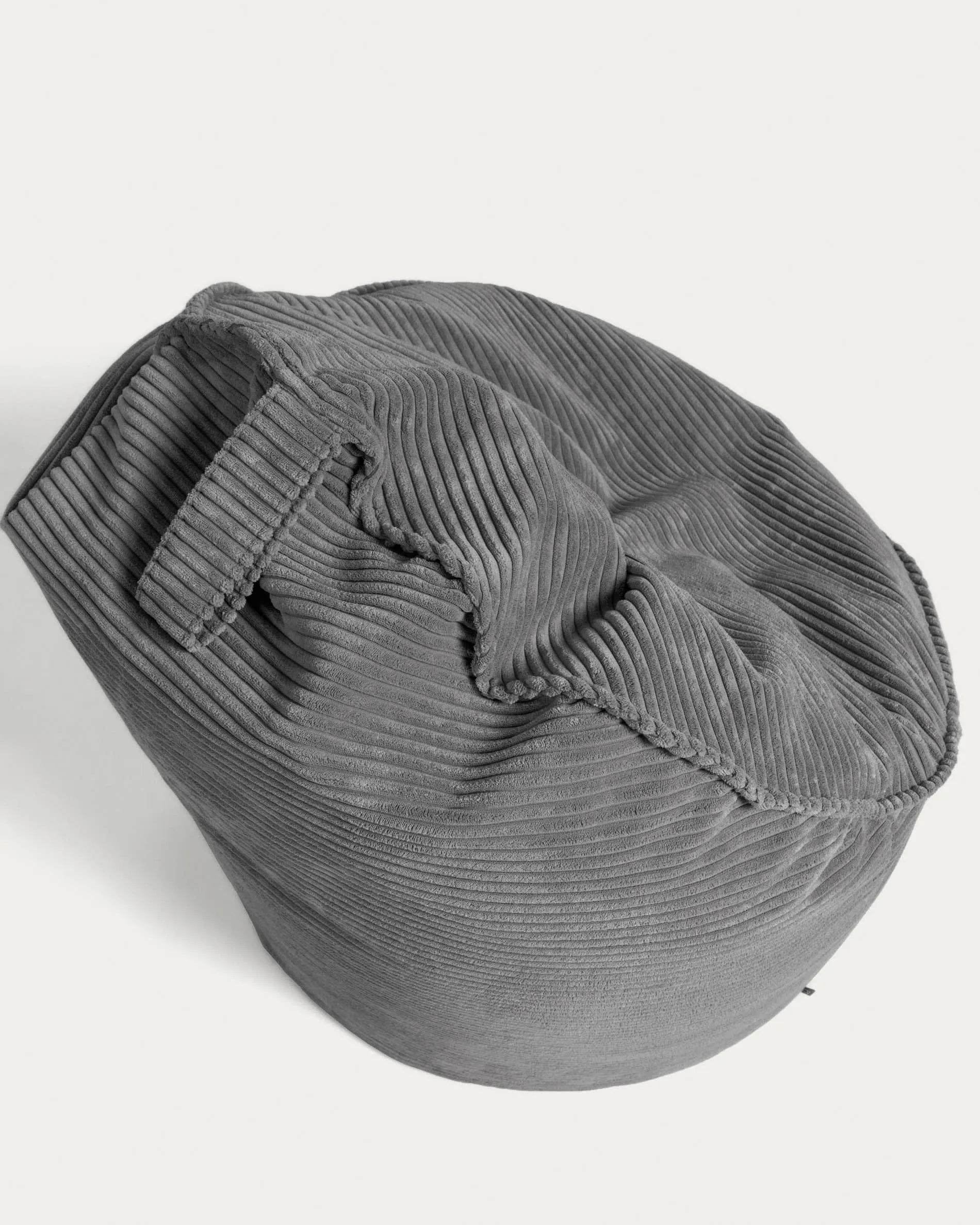 Der Wilma Pouf von Kave Home in grauem Cord (Ø 80 cm) bietet stilvollen Komfort und ist perfekt für zeitgemäße Wohnräume.
