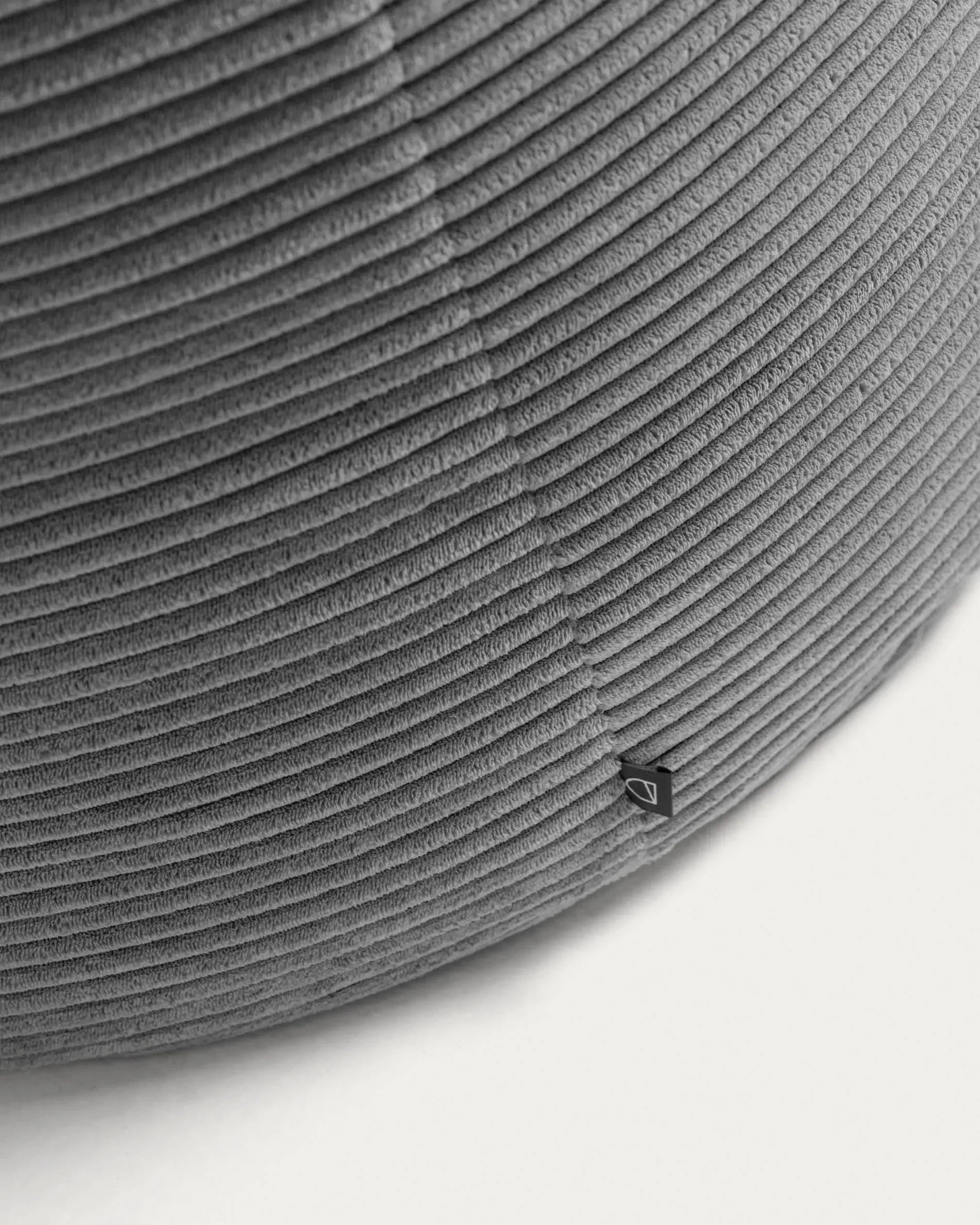 Der Wilma Pouf von Kave Home in grauem Cord (Ø 80 cm) kombiniert modernes Design mit Komfort und ist ideal für jedes Interieur.