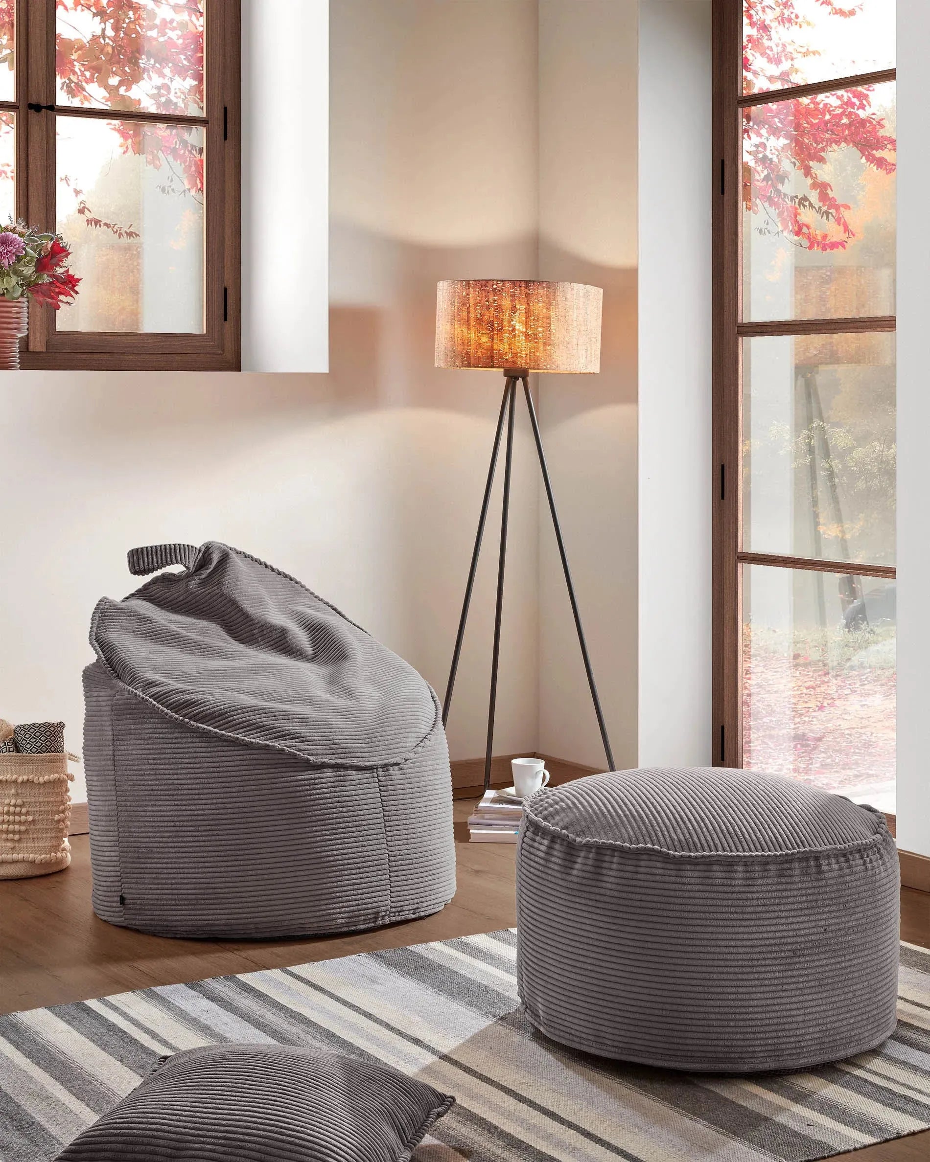 Der Wilma Pouf in grauem Cord mit 80 cm Durchmesser von Kave Home ist ein stilvolles und vielseitiges Möbelstück.
