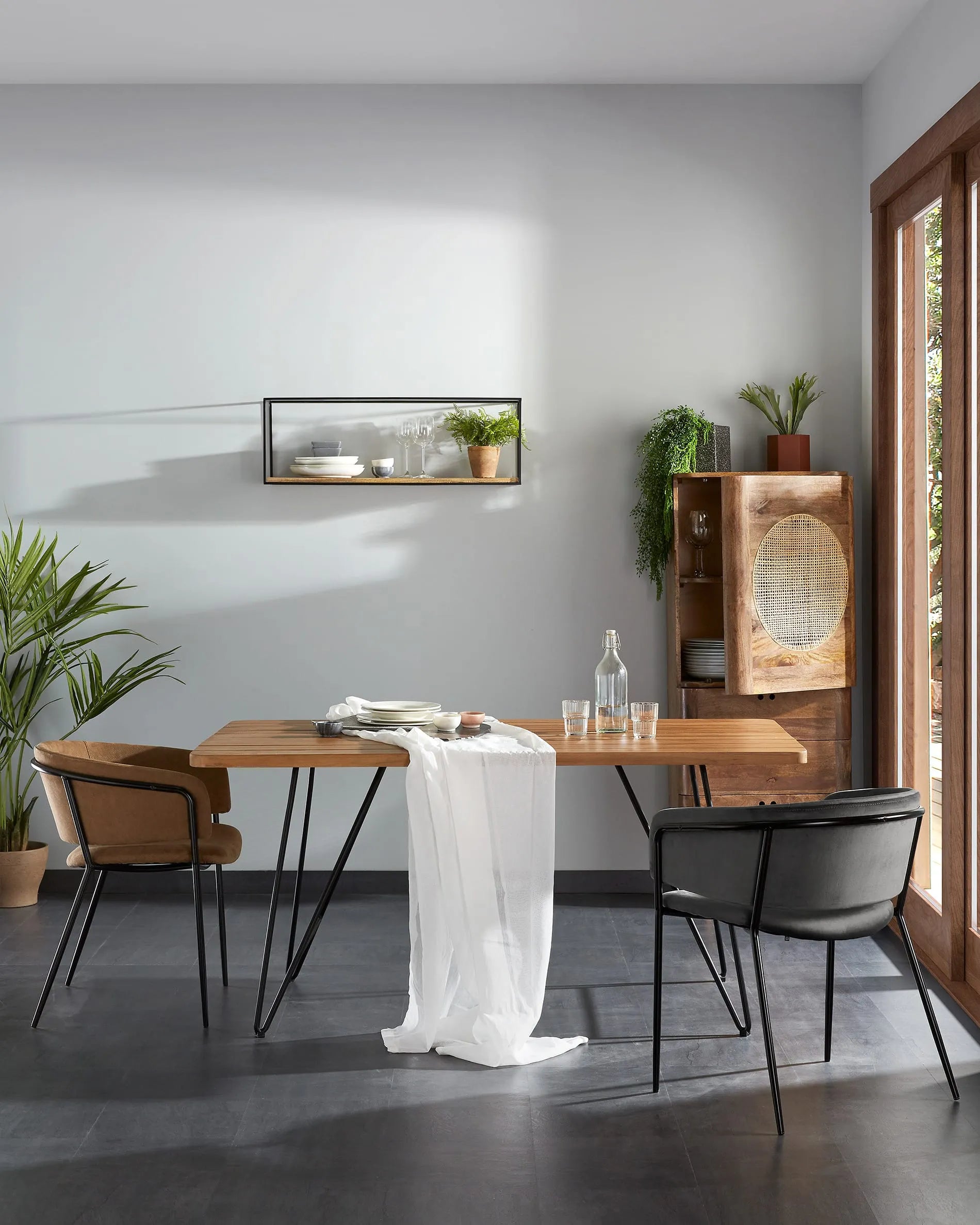 Elegantes Wandregal aus Metall und Mangoholz, 90x30 cm, für stilvolle Präsentation von Deko und Büchern.