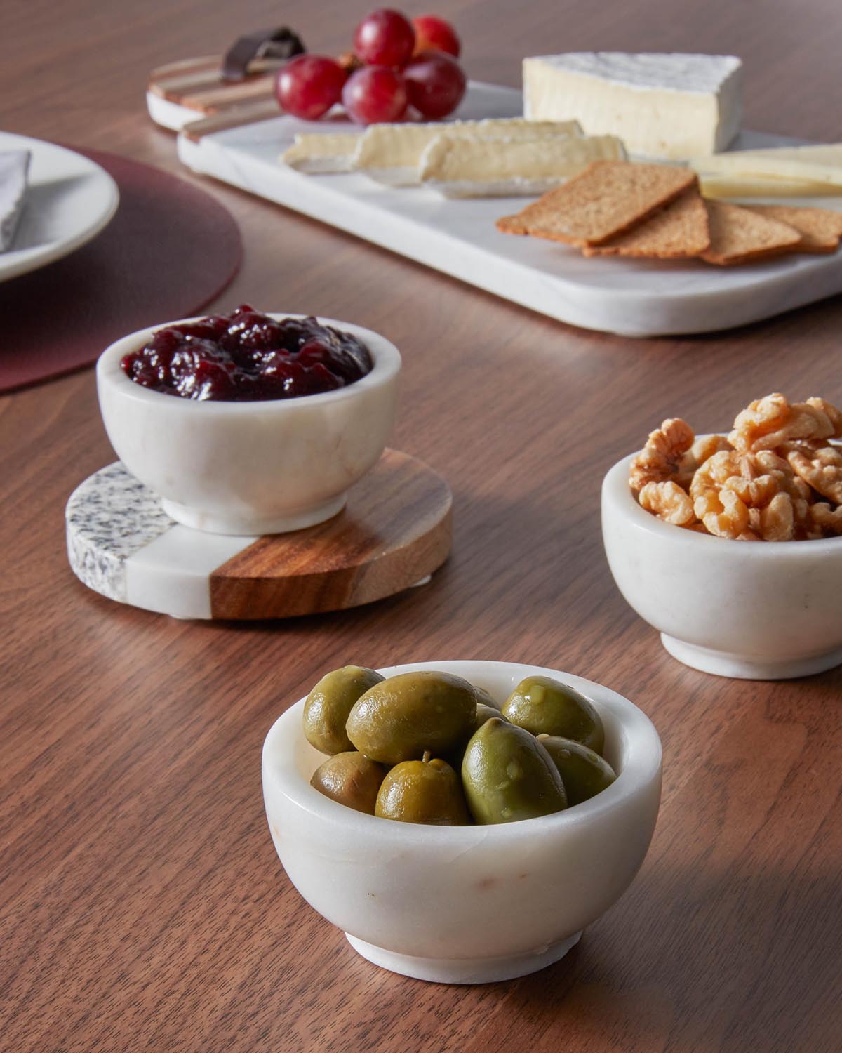 Cataleg 4er-Set runde Untersetzer aus weissen und grauem Marmor und Mango Holz in Mehrfarbig präsentiert im Onlineshop von KAQTU Design AG. Pfannenuntersatz ist von Kave Home