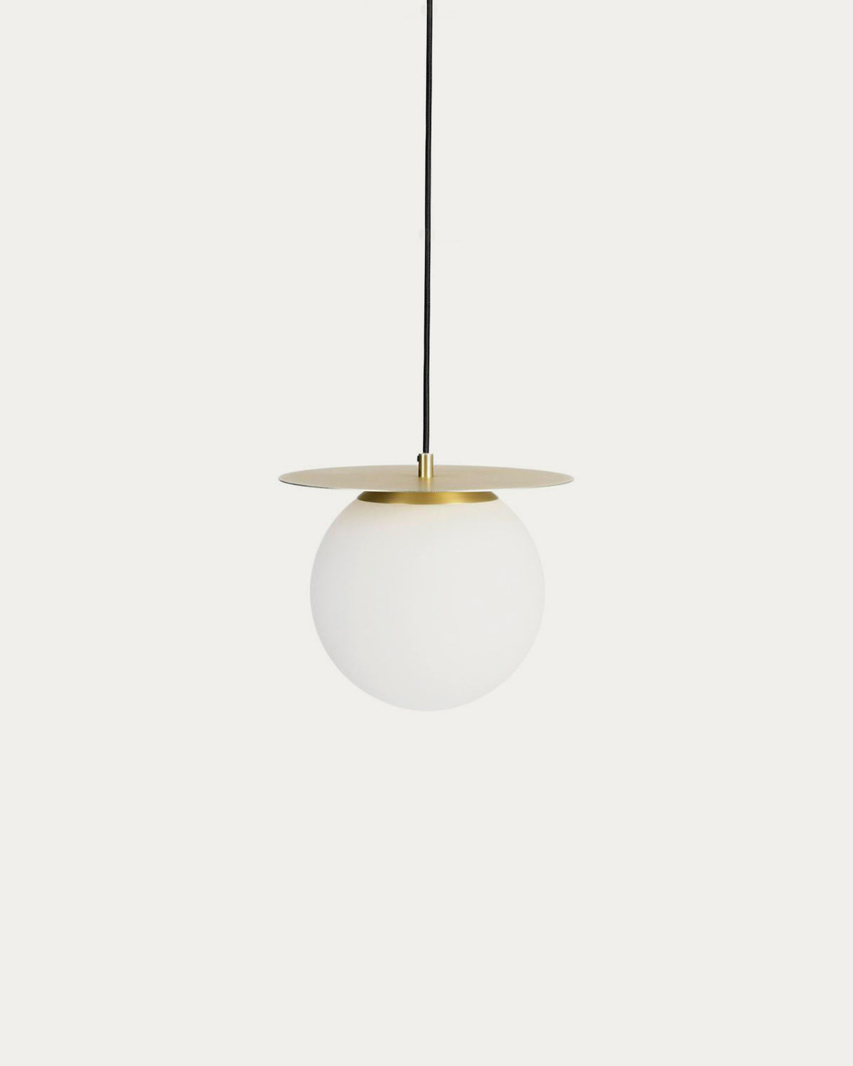 Manz Hängelampe in Gold präsentiert im Onlineshop von KAQTU Design AG. Pendelleuchte ist von Kave Home
