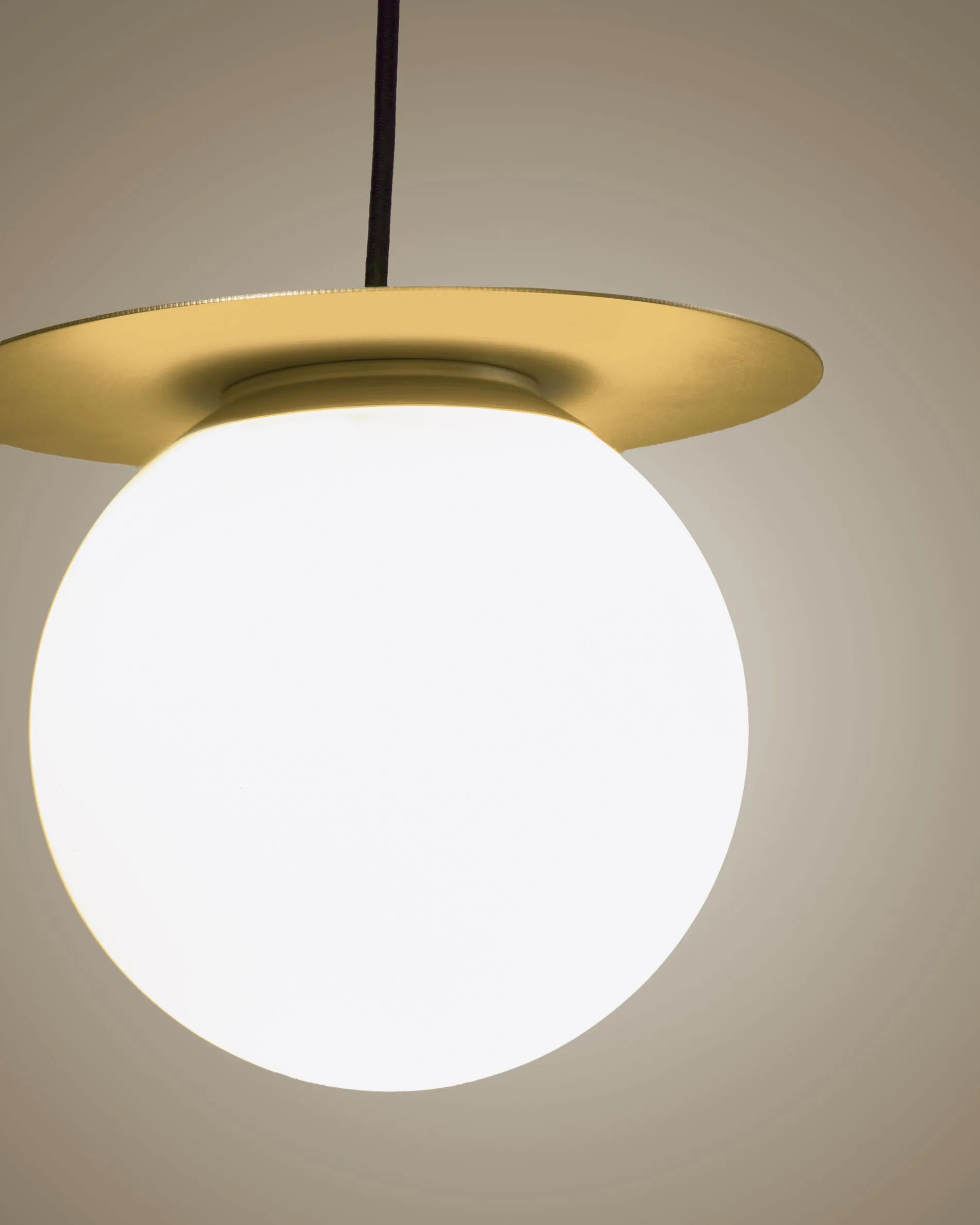 Die Manz Hängelampe vereint Keramik und Milchglas zu einem eleganten Design, das sanftes Licht für einladende Räume bietet.