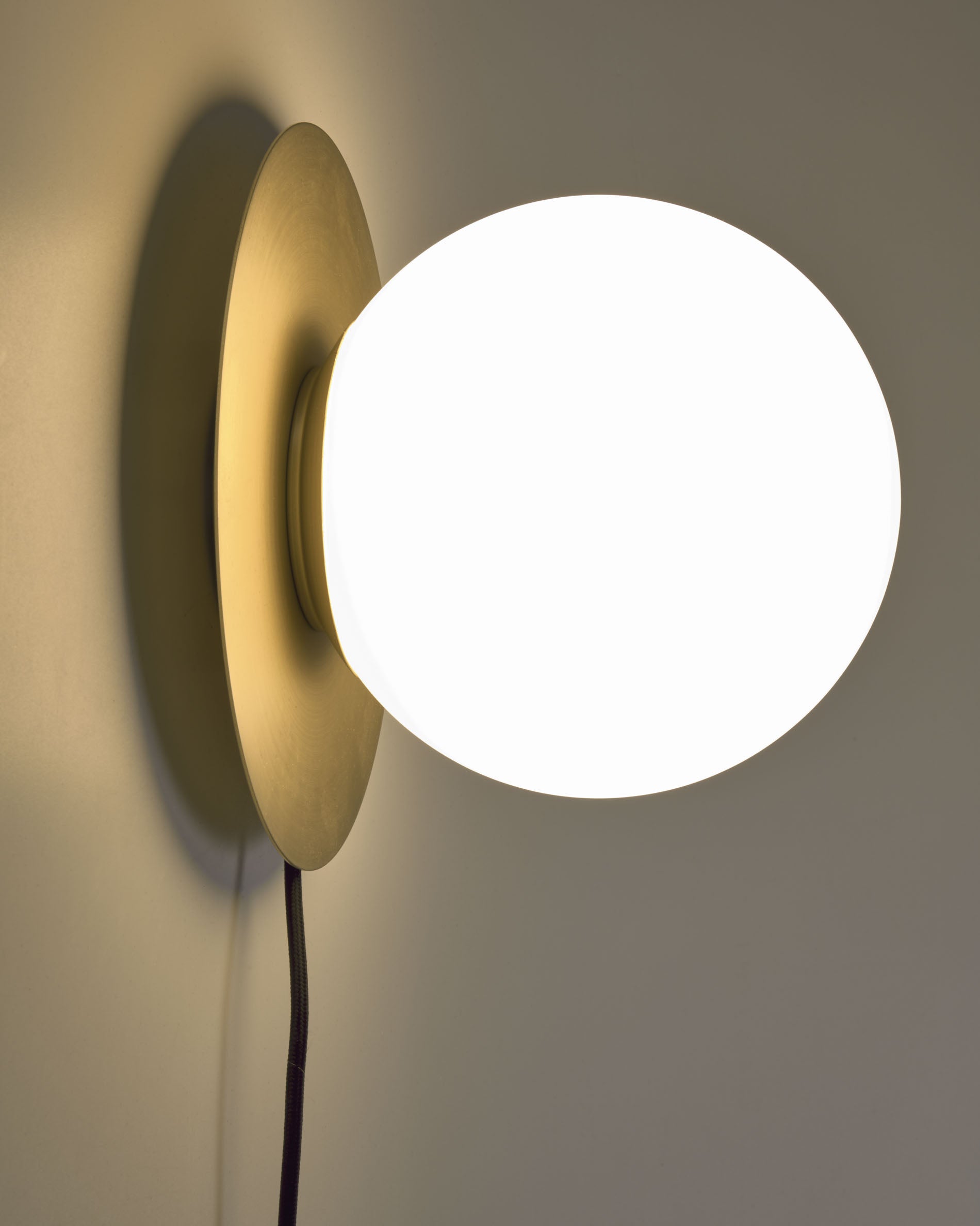 Stilvolle Manz Wandleuchte von Kave Home, gefertigt aus edler Keramik und Milchglas, für harmonische Beleuchtung und modernes Ambiente.
