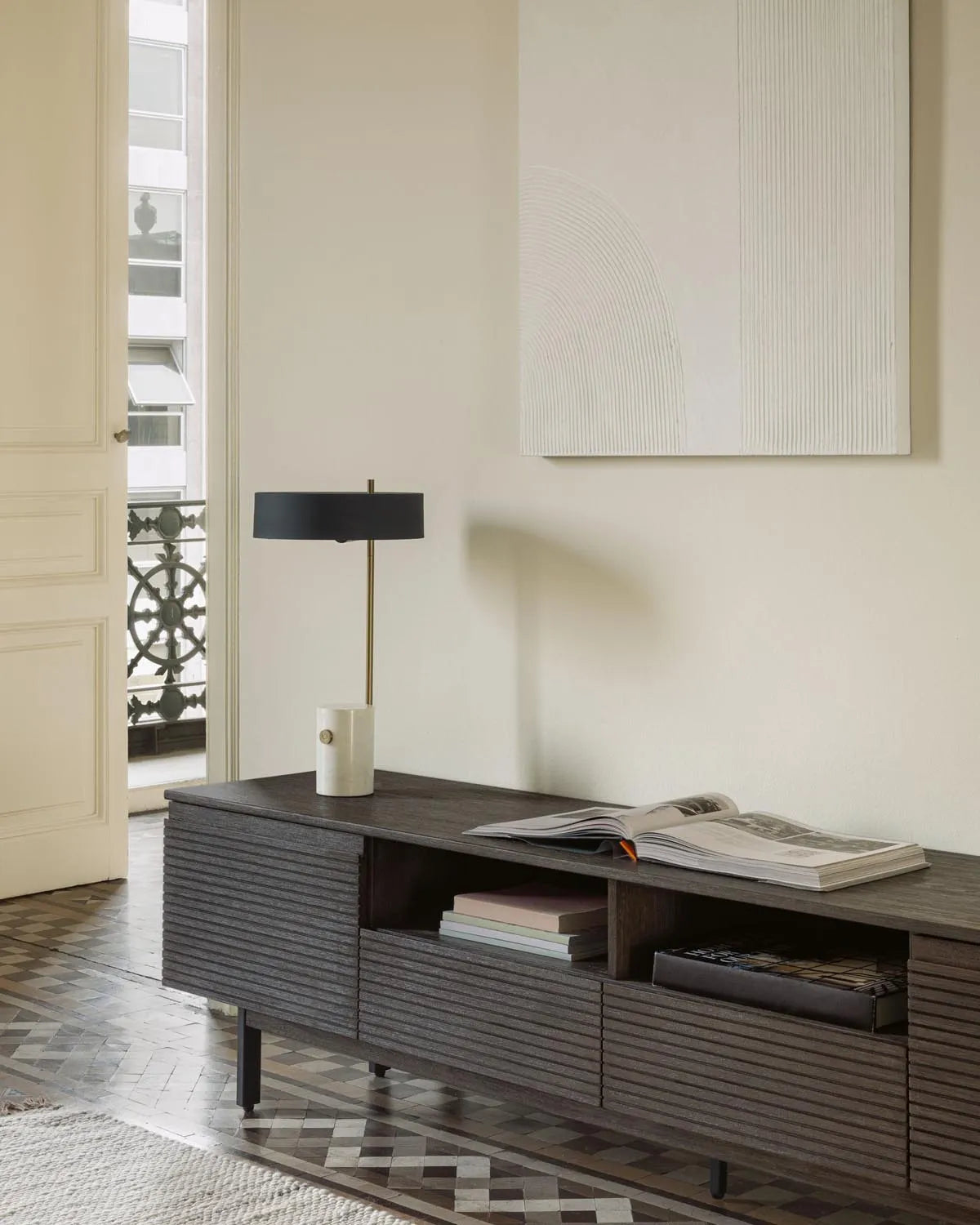 Phant Tischlampe: Luxuriöses Design mit Marmor und Gold von Kave Home.