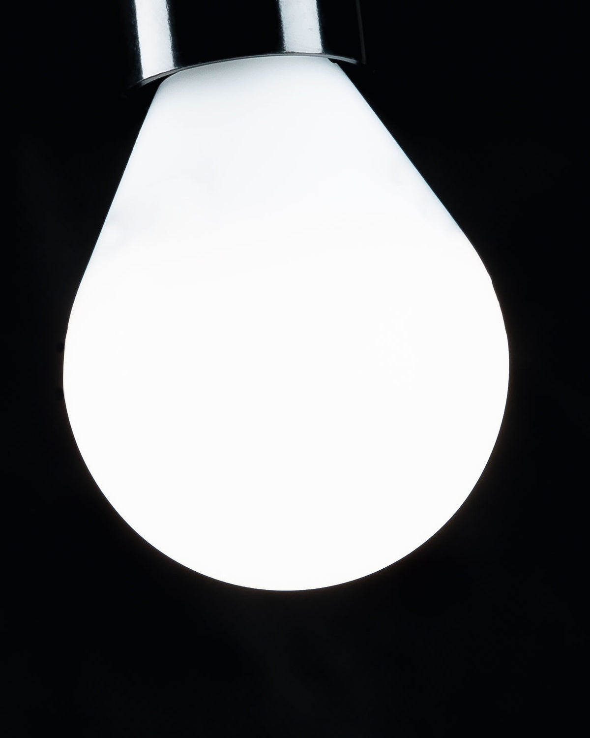 LED-Glühbirne Bulb E27, 4W und 45 mm warmes Licht in Transparent, Weiss präsentiert im Onlineshop von KAQTU Design AG. Leuchtmittel ist von Kave Home
