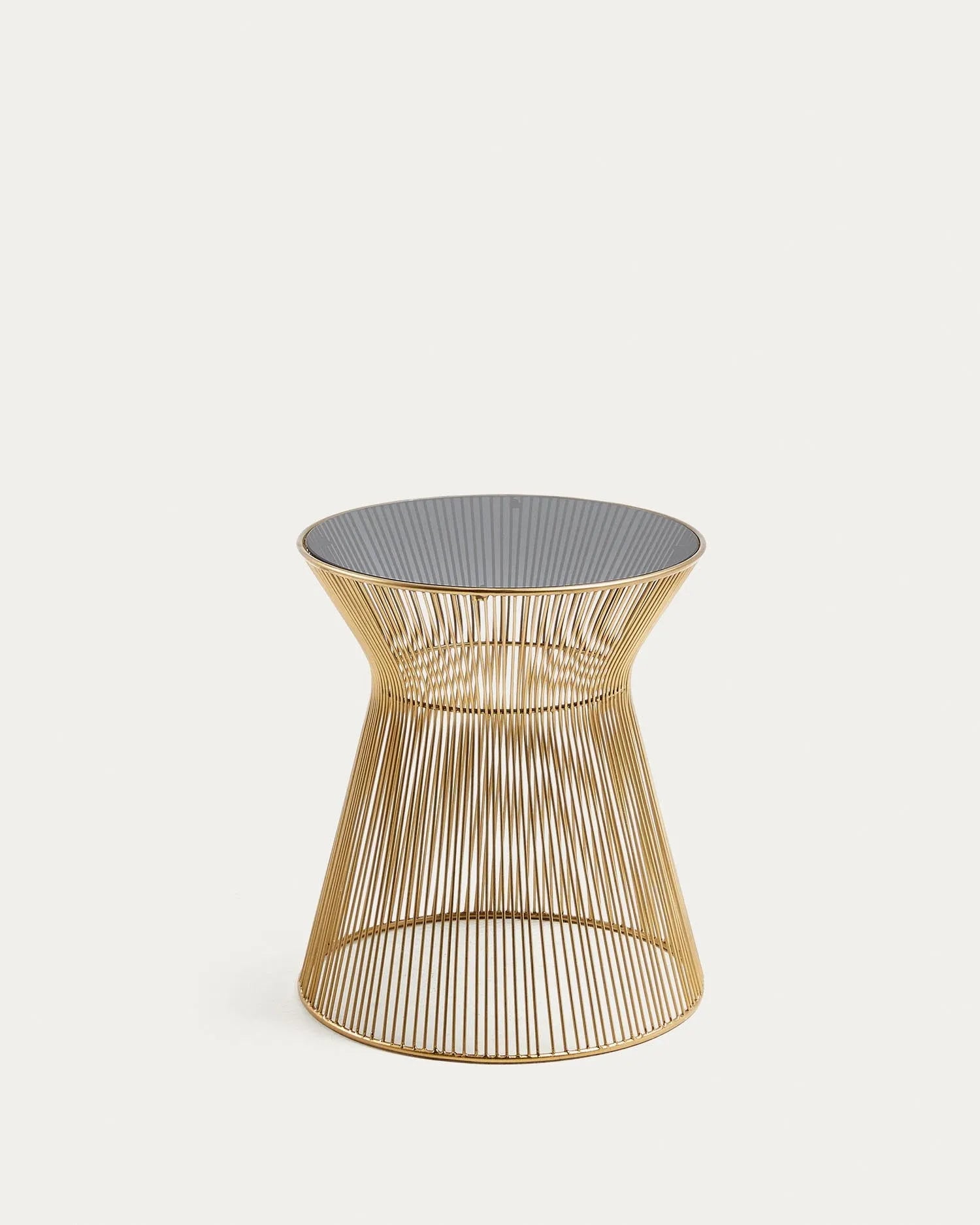 Eleganter Jolene Beistelltisch Ø 40 cm: Schwarze Glasplatte, goldene Eisenstangen, modern und vielseitig für jeden Raum.