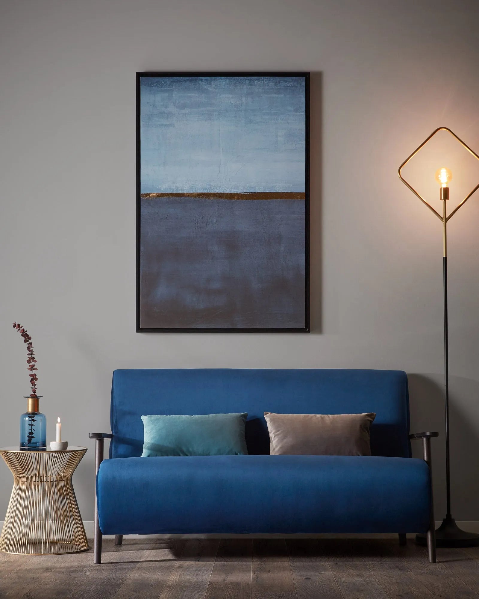 Der Jolene Beistelltisch von Kave Home vereint schwarze Glasplatte und goldene Eisenstangen zu einem eleganten, modernen Design.