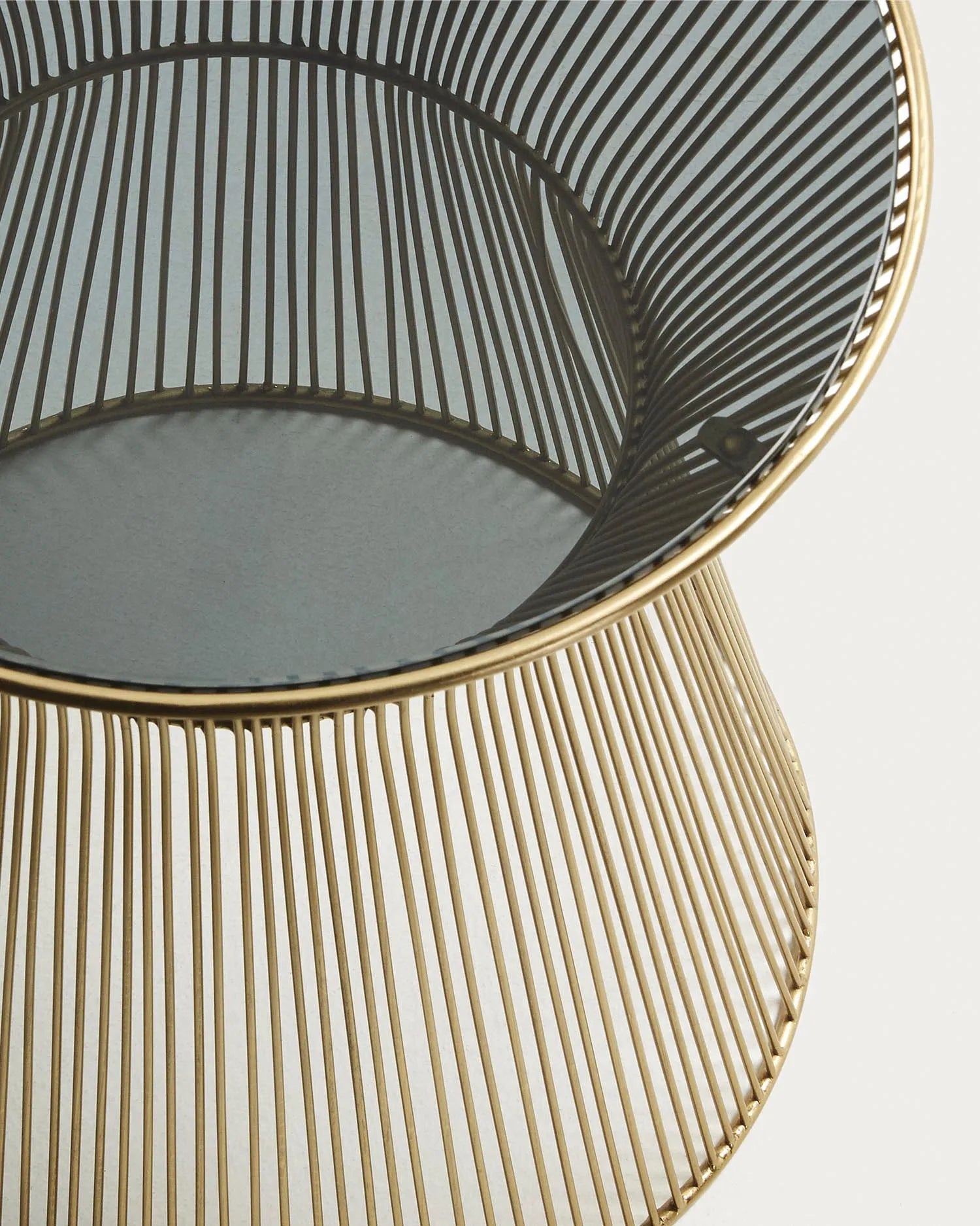 Der Jolene Beistelltisch von Kave Home vereint schwarze Glasplatte und goldene Eisenstangen zu einem eleganten, modernen Design.