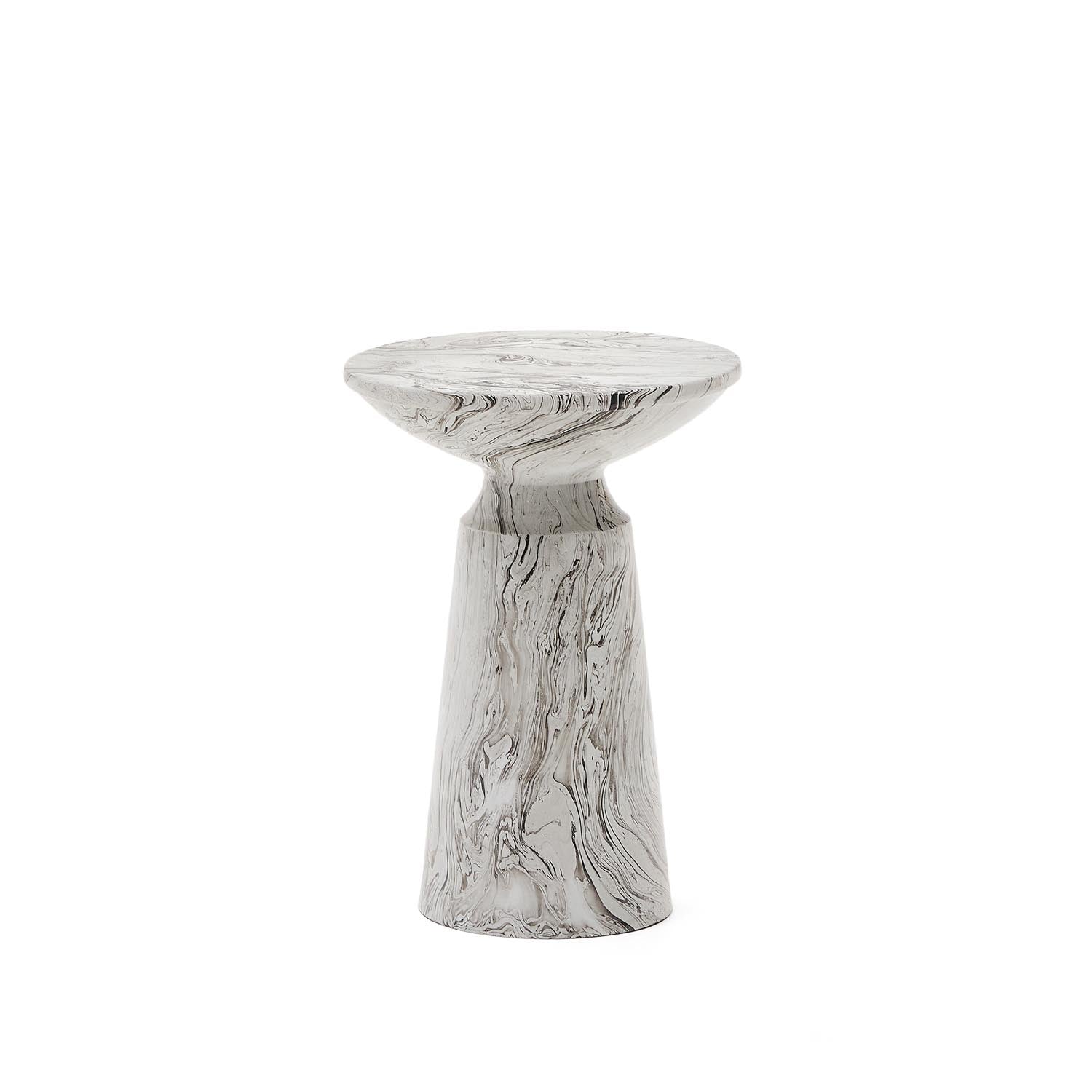 Der Kesbury Beistelltisch von Kave Home, Ø 33 cm, besticht durch seinen eleganten Marmoreffekt und robuste Eisenkonstruktion. Ideal für moderne Wohnräume.