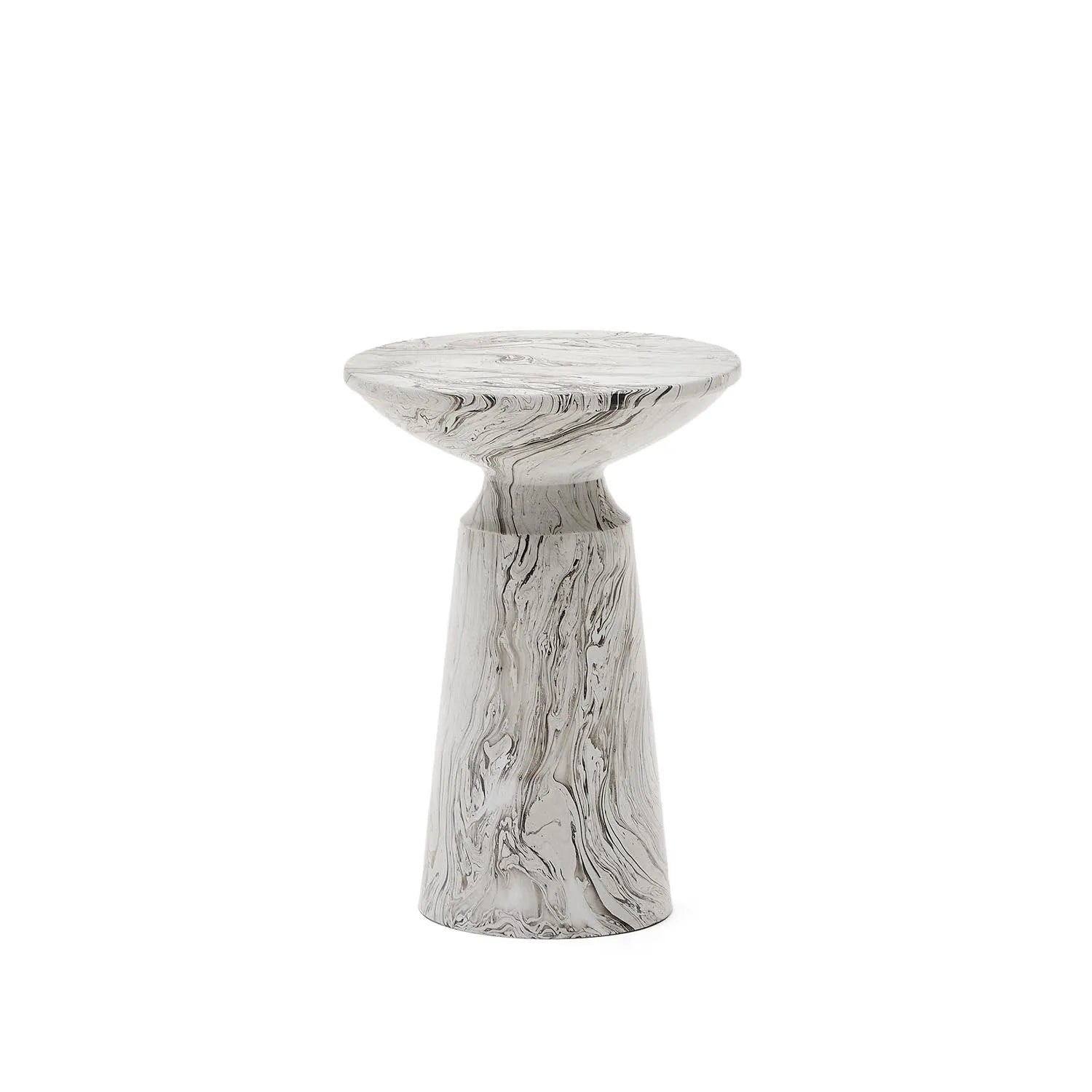 Der Kesbury Beistelltisch von Kave Home, Ø 33 cm, besticht durch seinen eleganten Marmoreffekt und robuste Eisenkonstruktion. Ideal für moderne Wohnräume.