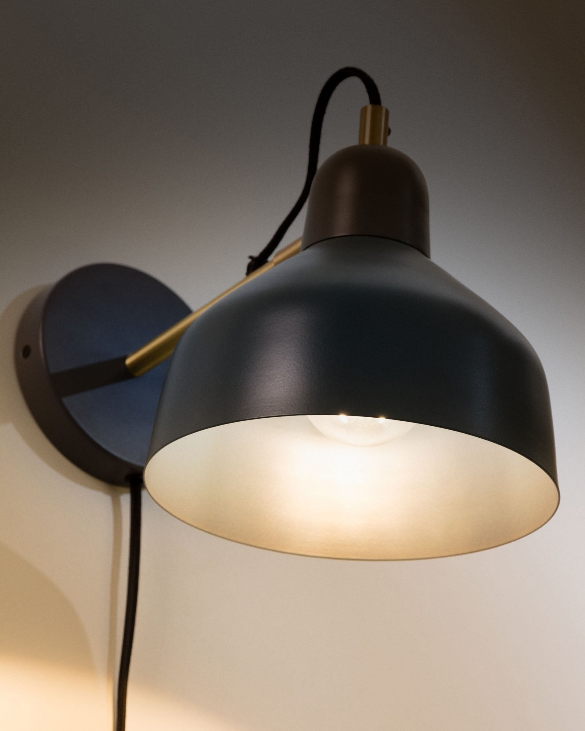 Die Olimpia Wandlampe von Kave Home kombiniert modernes Design mit funktionaler Beleuchtung für ein stilvolles Ambiente.