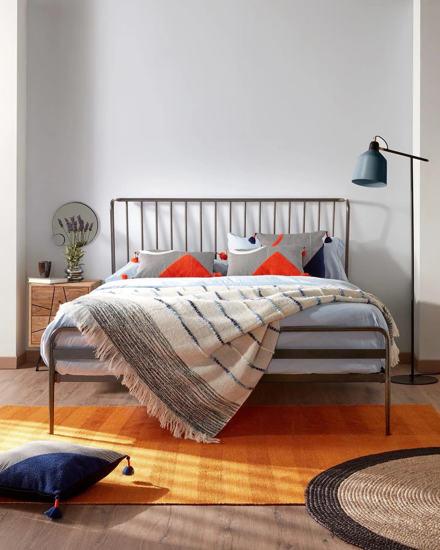 Die Olimpia Stehlampe von Kave Home: Eleganz trifft Funktionalität mit einem beweglichen Metallschirm in Grau und Petrolblau.
