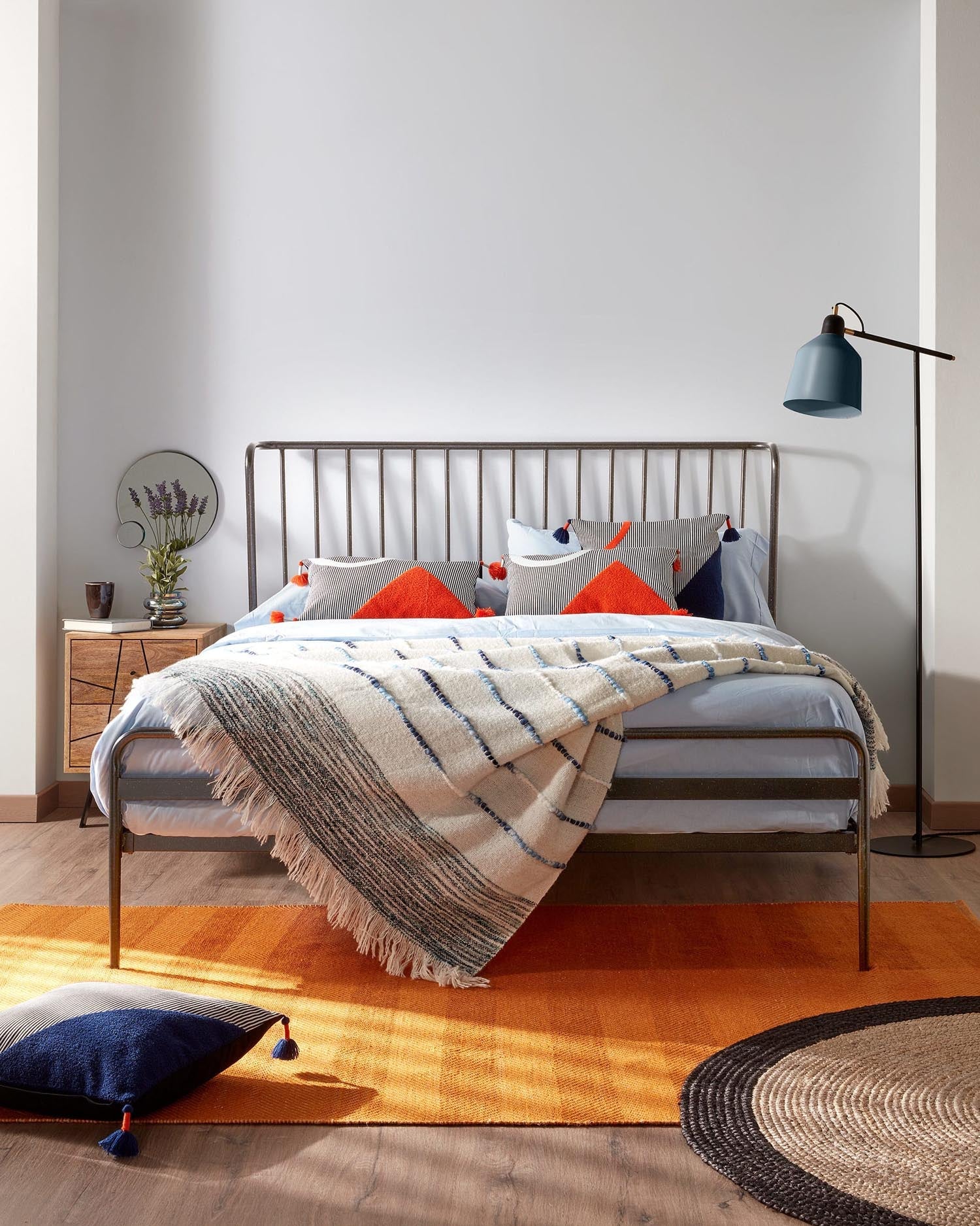 Die Olimpia Stehlampe von Kave Home vereint zeitgemäße Eleganz mit praktischer Beleuchtung und wertet jeden Wohnraum auf.
