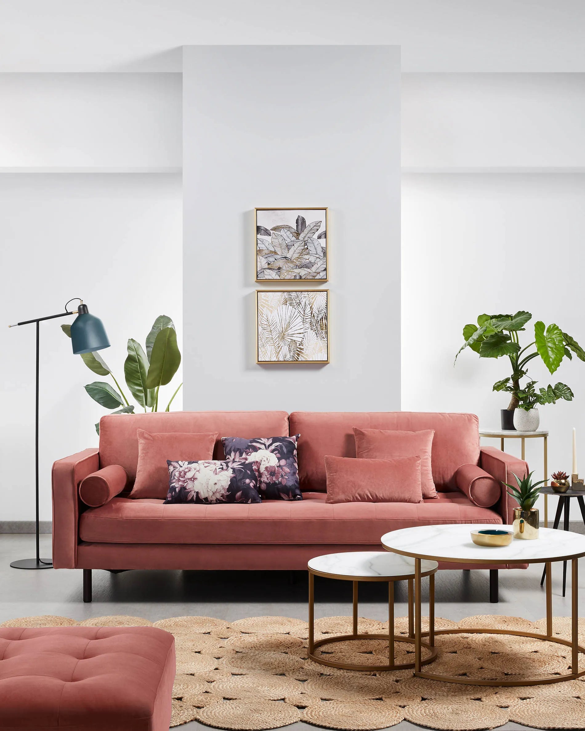 Die Olimpia Stehlampe von Kave Home: Eleganz trifft Funktionalität mit einem beweglichen Metallschirm in Grau und Petrolblau.
