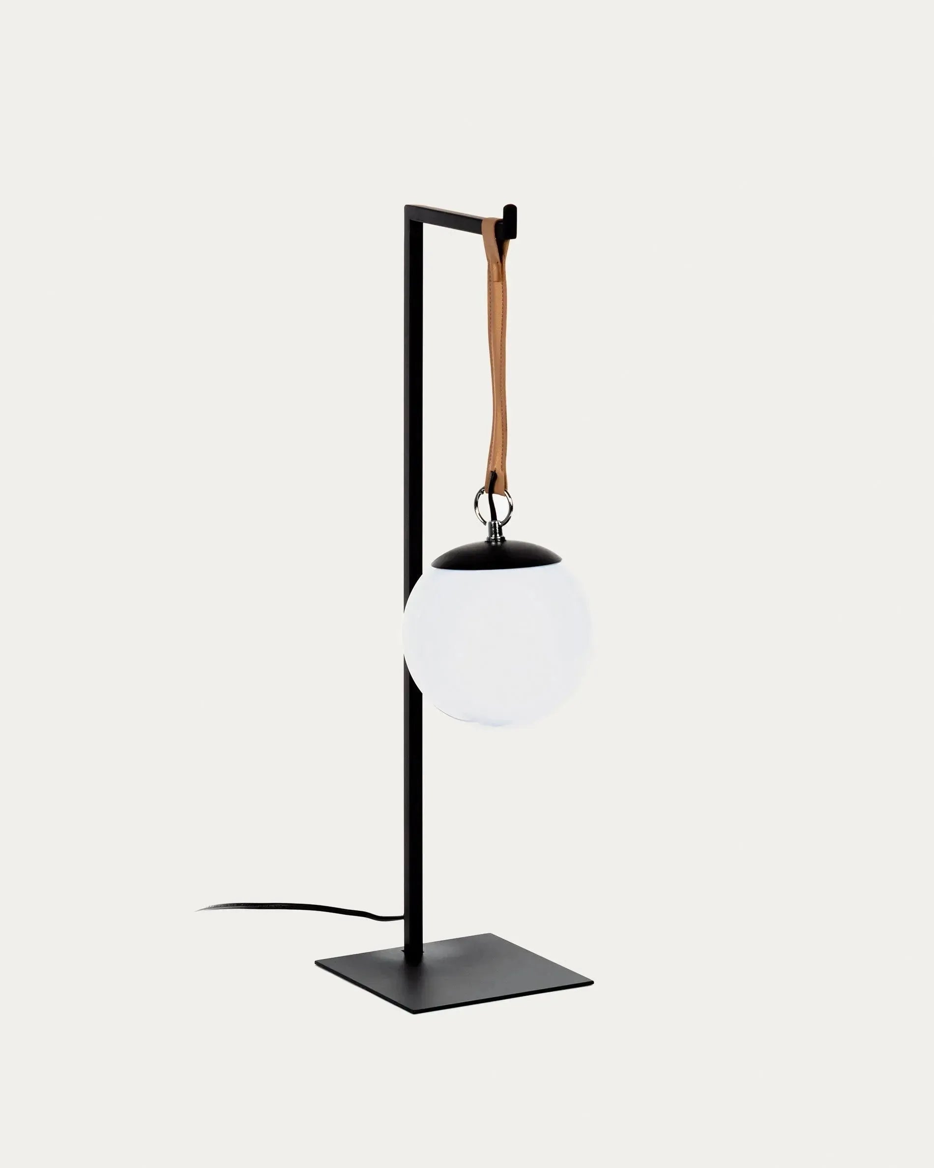 Die Monteiro Tischlampe von Kave Home kombiniert modernes Design mit Funktionalität und ist ein stilvolles Highlight für jeden Raum.