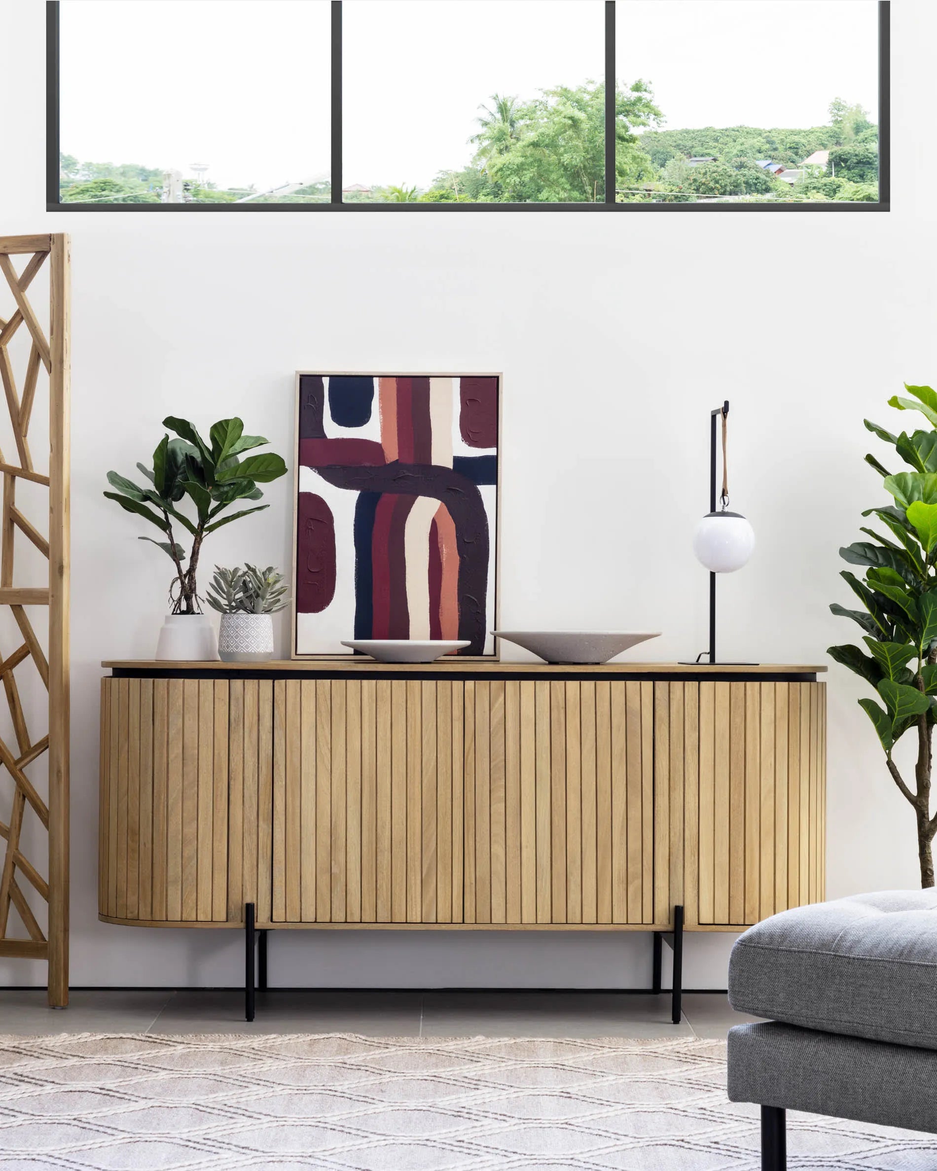Die Monteiro Tischlampe von Kave Home vereint modernes Design mit Funktionalität und verleiht jedem Raum eine stilvolle Note.