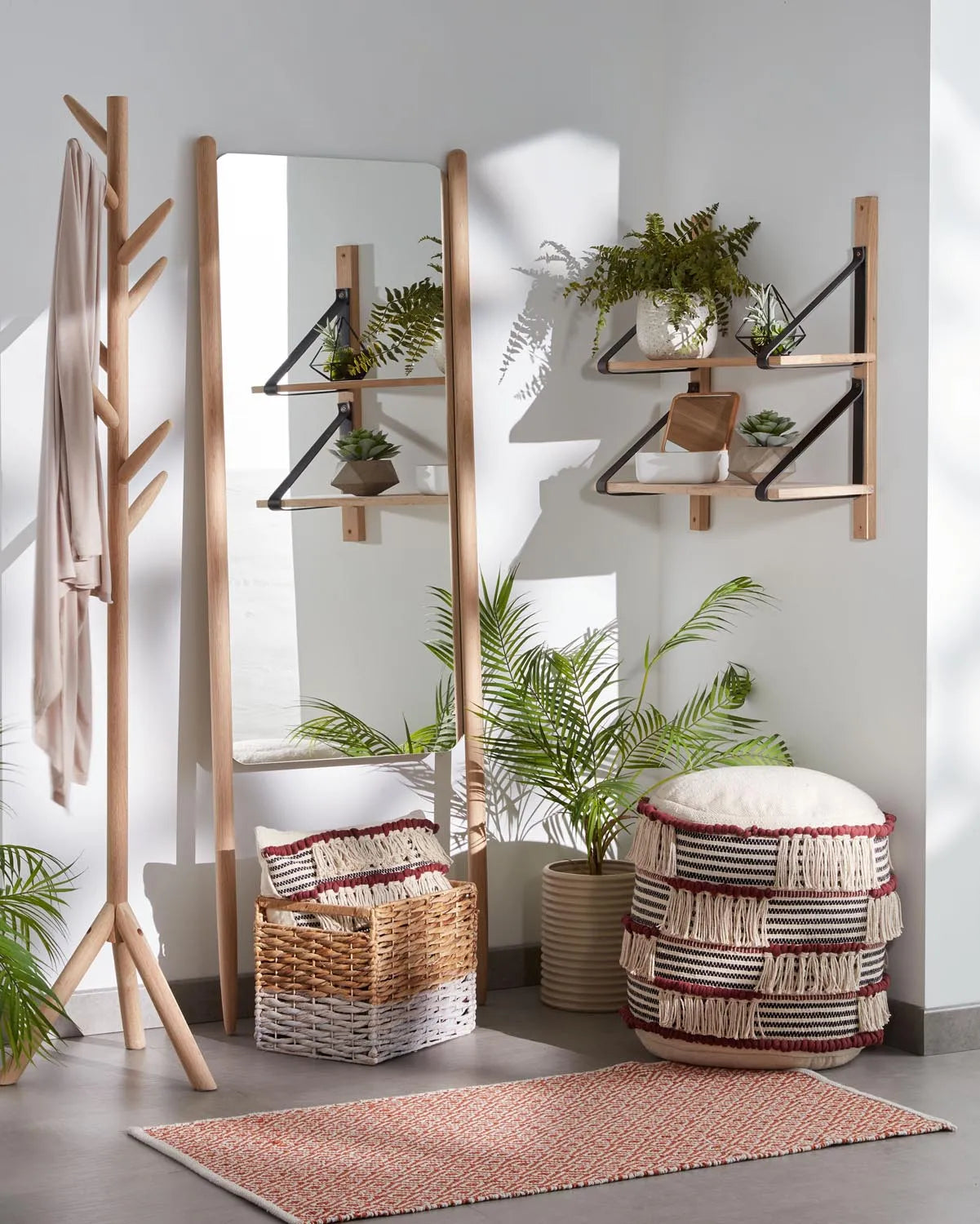 Elegante Natane Garderobe 163 cm aus Birkenholz von Kave Home.