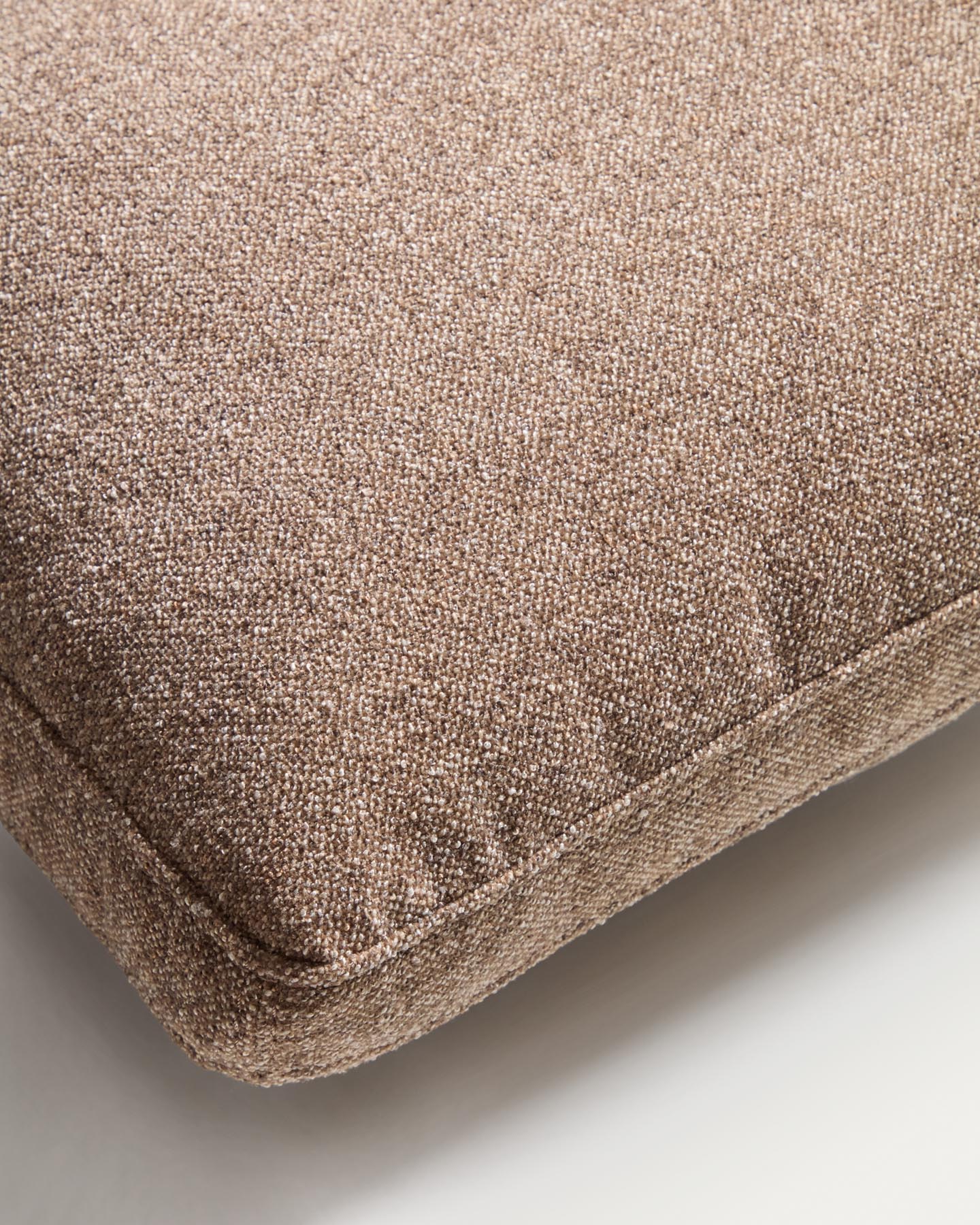Kissen Blok in brauner Chenille, 40 x 60 cm in Taupe präsentiert im Onlineshop von KAQTU Design AG. Deko Kissen ist von Kave Home