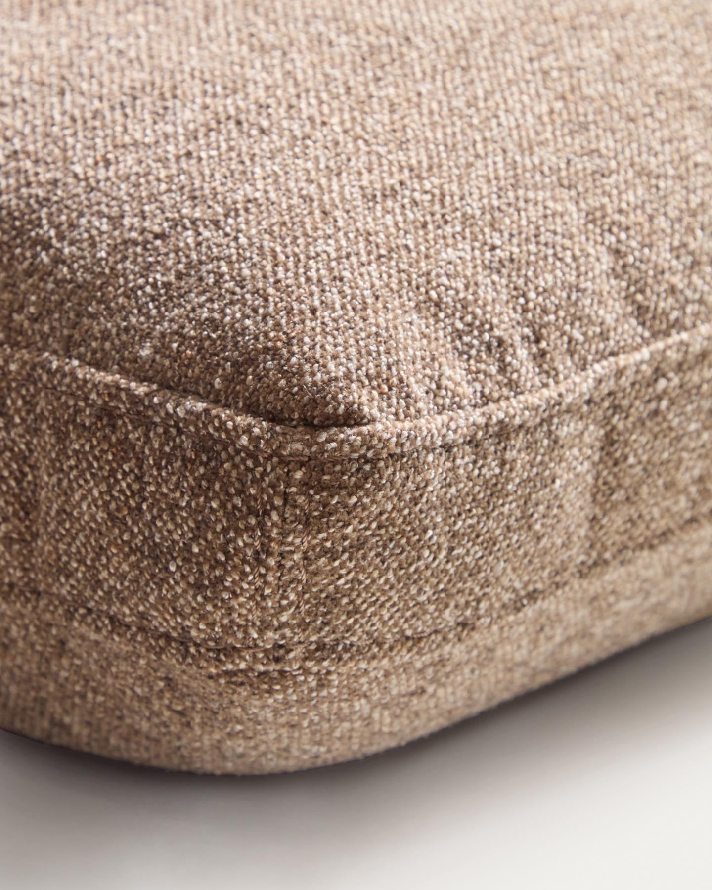 Kissen Blok in brauner Chenille, 40 x 60 cm in Taupe präsentiert im Onlineshop von KAQTU Design AG. Deko Kissen ist von Kave Home