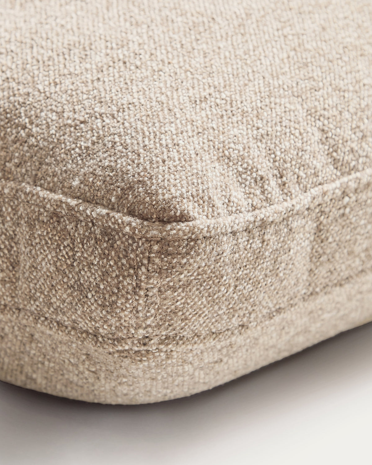 Kissen Blok in beiger Chenille, 40 x 60 cm in Beige präsentiert im Onlineshop von KAQTU Design AG. Deko Kissen ist von Kave Home
