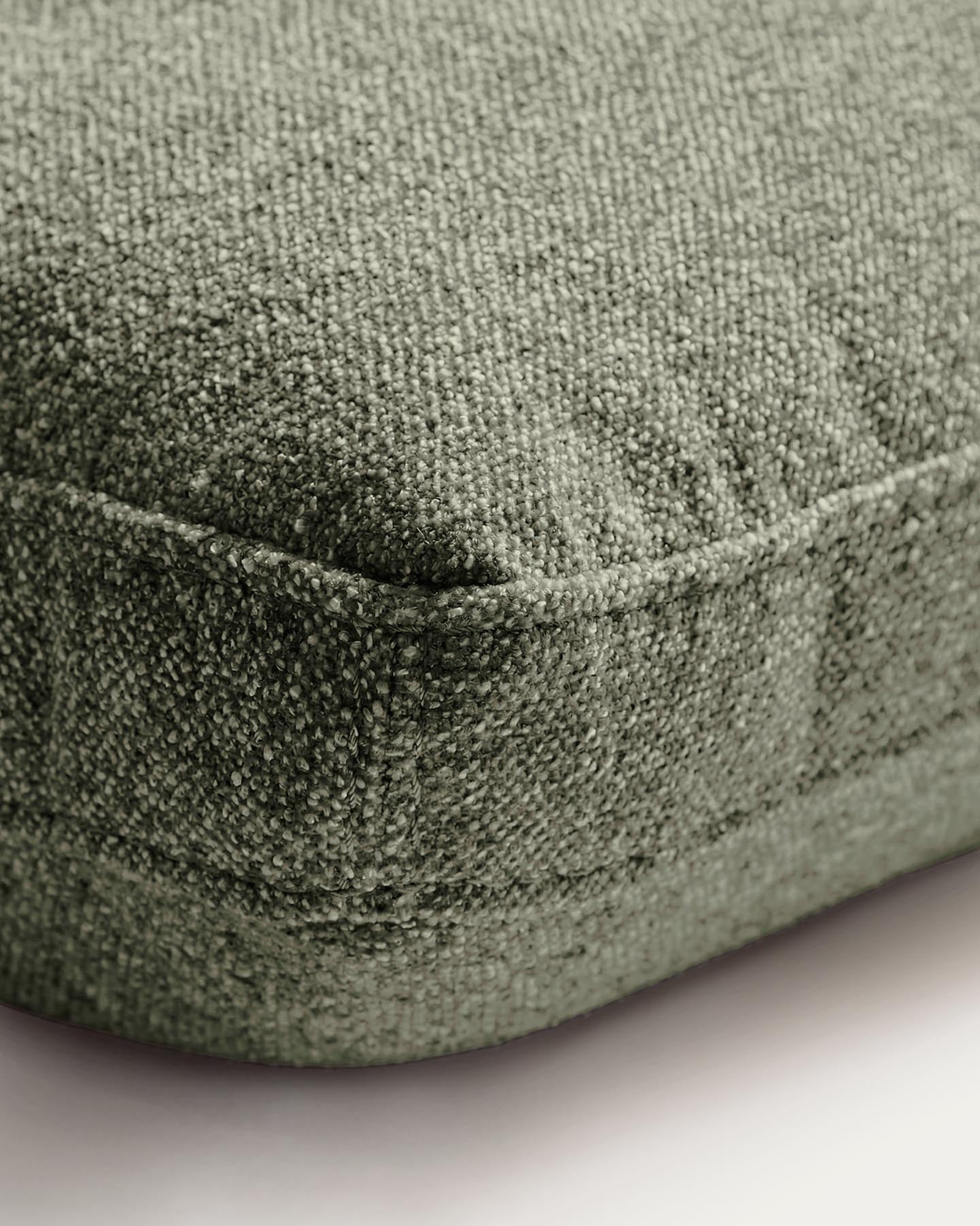 Kissen Blok in moosgrüner Chenille, 40 x 60 cm in Grün präsentiert im Onlineshop von KAQTU Design AG. Deko Kissen ist von Kave Home