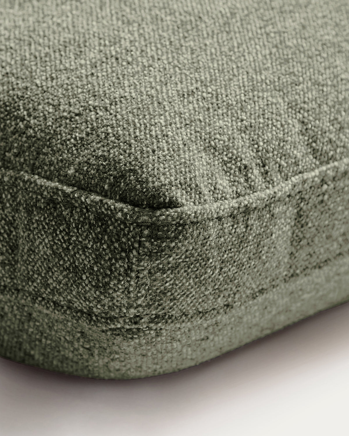 Kissen Blok in moosgrüner Chenille, 40 x 60 cm in Grün präsentiert im Onlineshop von KAQTU Design AG. Deko Kissen ist von Kave Home