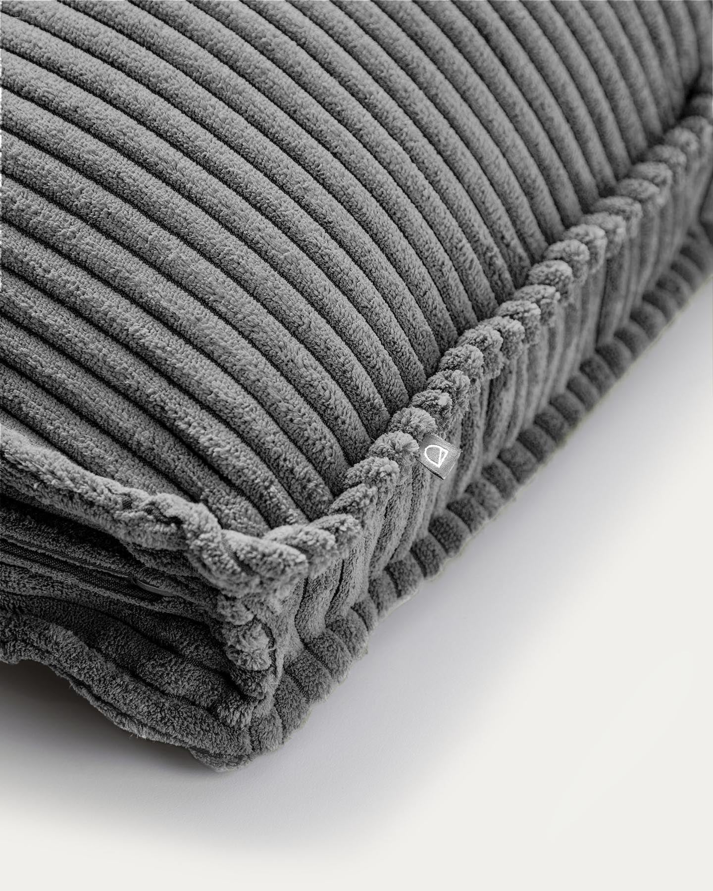 Kissen Blok, schwer entflammbar mit dickem Cord in Grau, 40 x 60 cm in Grau präsentiert im Onlineshop von KAQTU Design AG. Deko Kissen ist von Kave Home