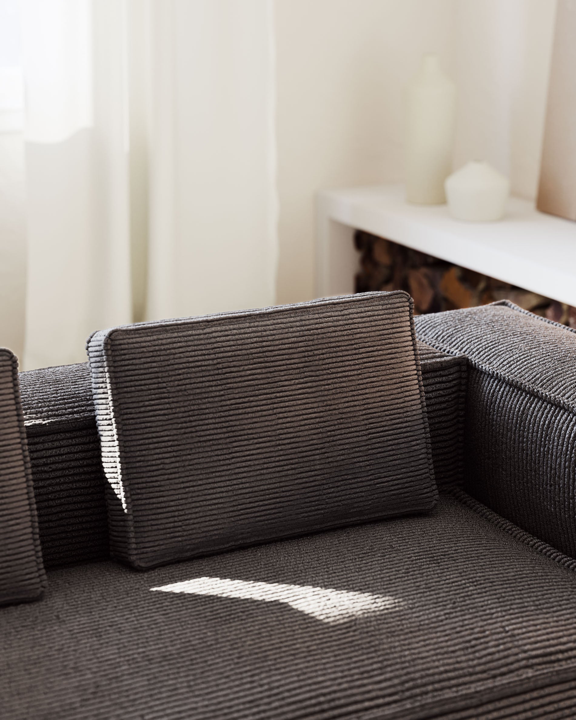 Kissen Blok, schwer entflammbar mit dickem Cord in Grau, 40 x 60 cm in Grau präsentiert im Onlineshop von KAQTU Design AG. Deko Kissen ist von Kave Home