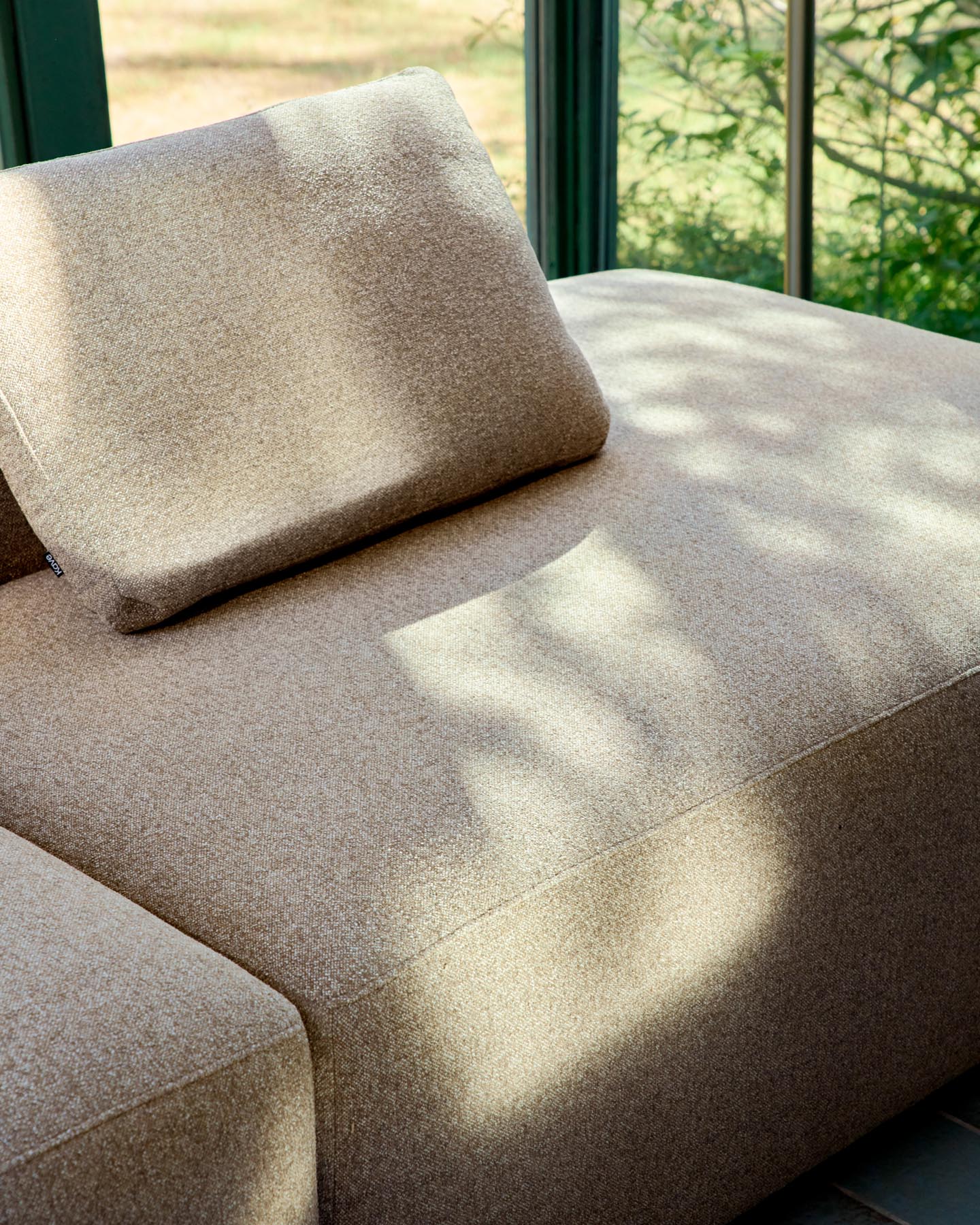Kissen Blok in brauner Chenille, 50 x 60 cm in Taupe präsentiert im Onlineshop von KAQTU Design AG. Deko Kissen ist von Kave Home
