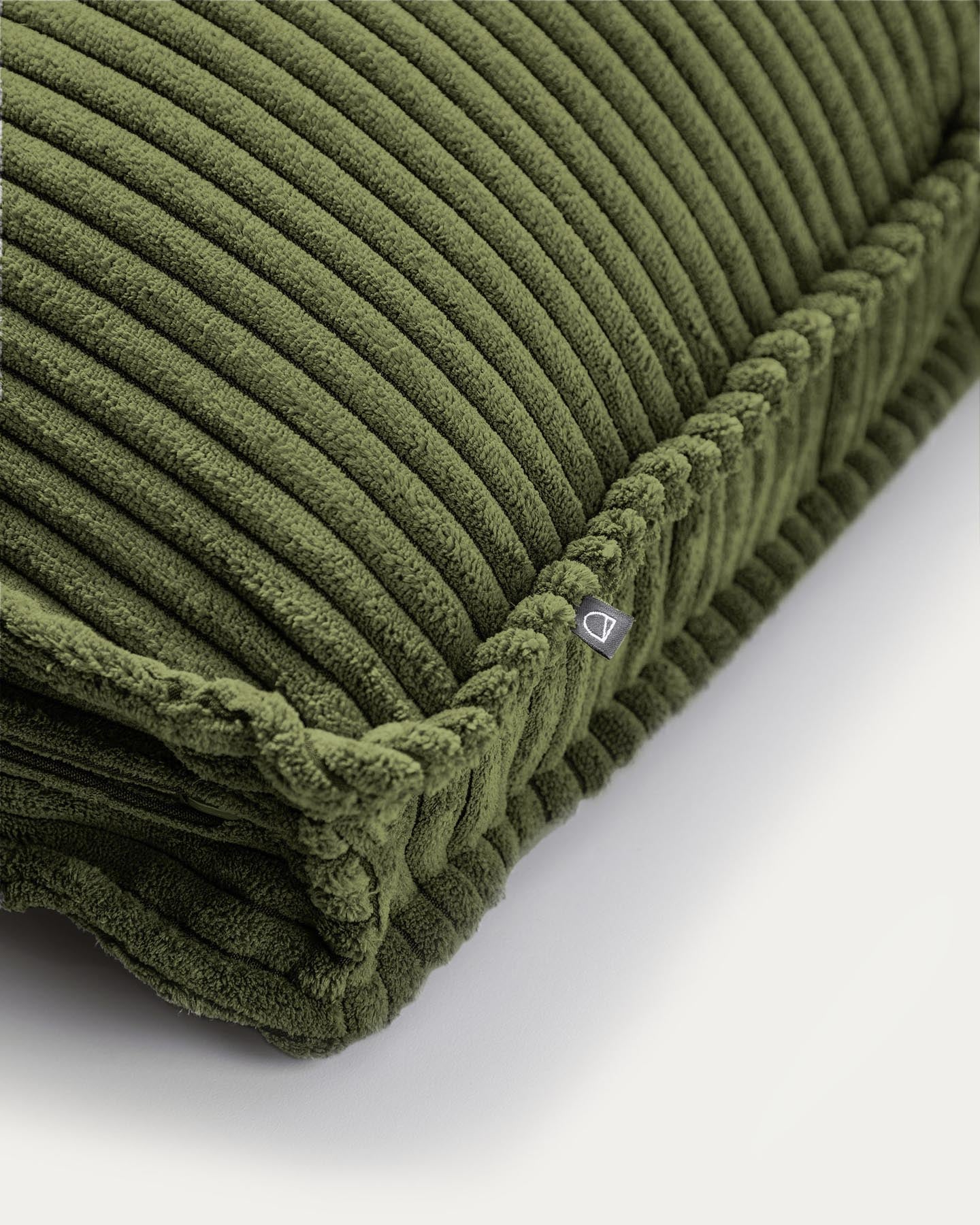 Kissen Blok, schwer entflammbar mit dickem Cord in Grün, 50 x 60 cm in Grün präsentiert im Onlineshop von KAQTU Design AG. Deko Kissen ist von Kave Home