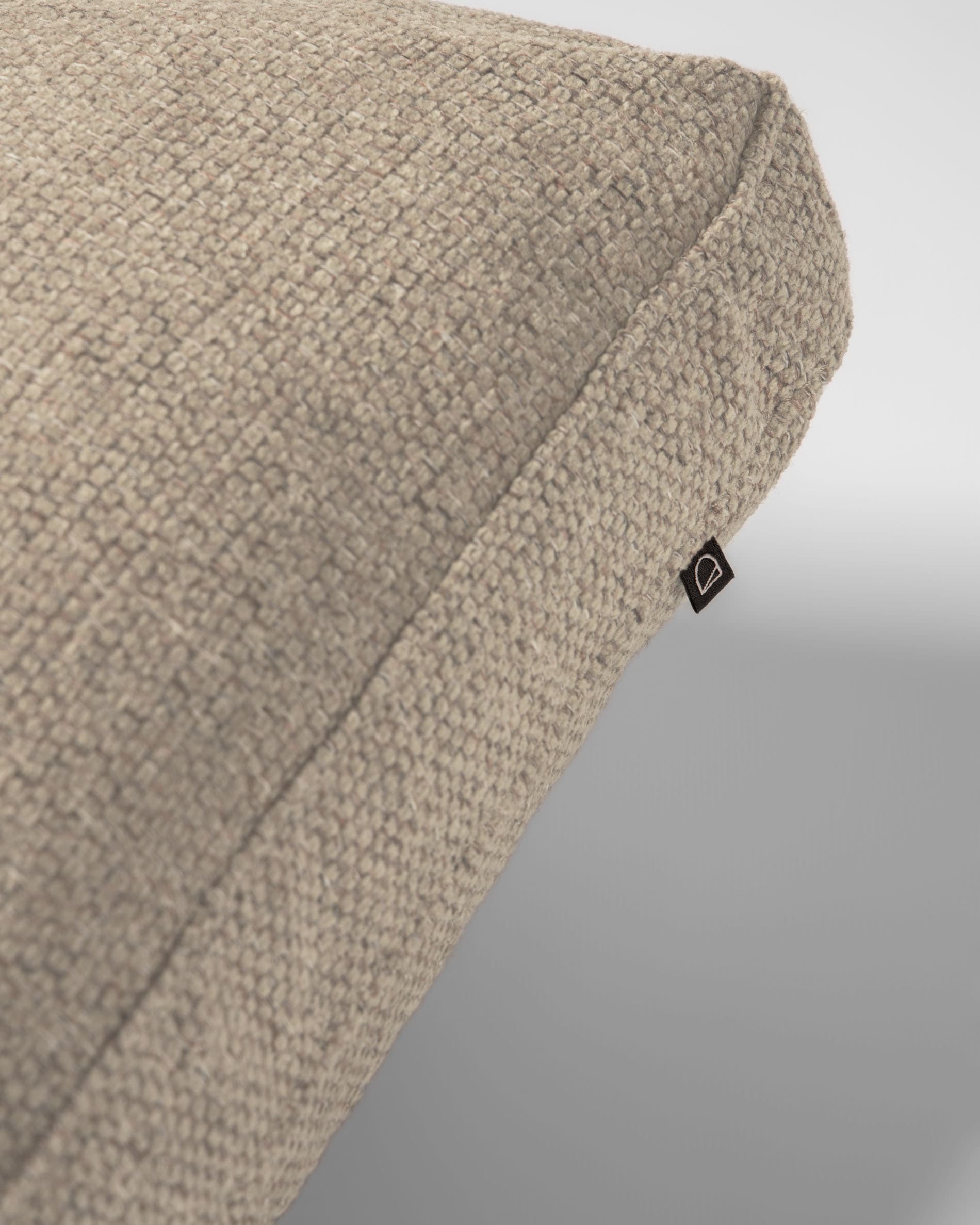 Das Blok Kissen in Beige von Kave Home, 60x60 cm, bietet stilvollen Komfort und passt perfekt in jedes moderne Wohnambiente.