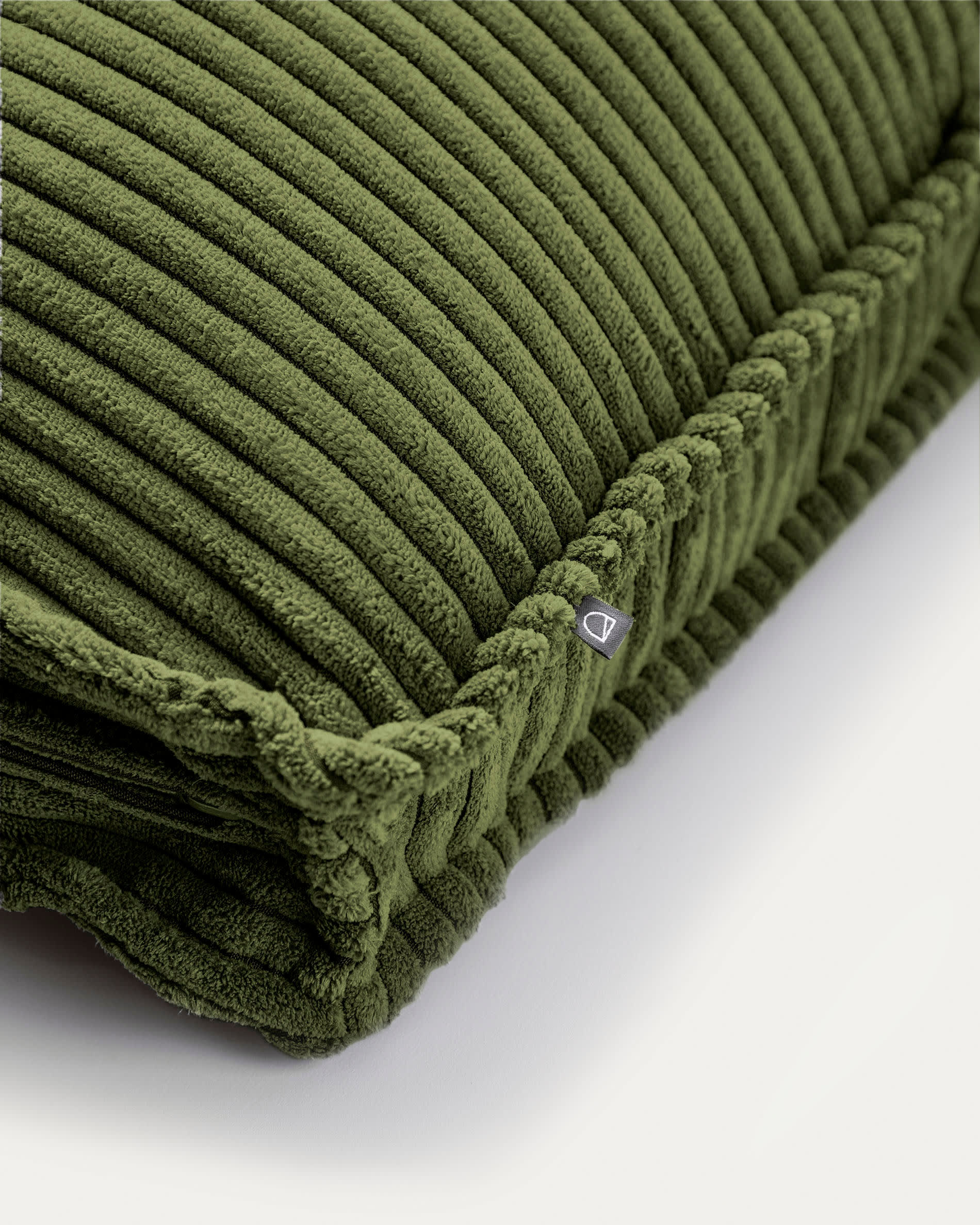 Das Blok Kissen aus grünem Cord (60x60 cm) von Kave Home bietet Komfort und Stil für Ihr Zuhause. Perfekt für Sofa oder Bett.