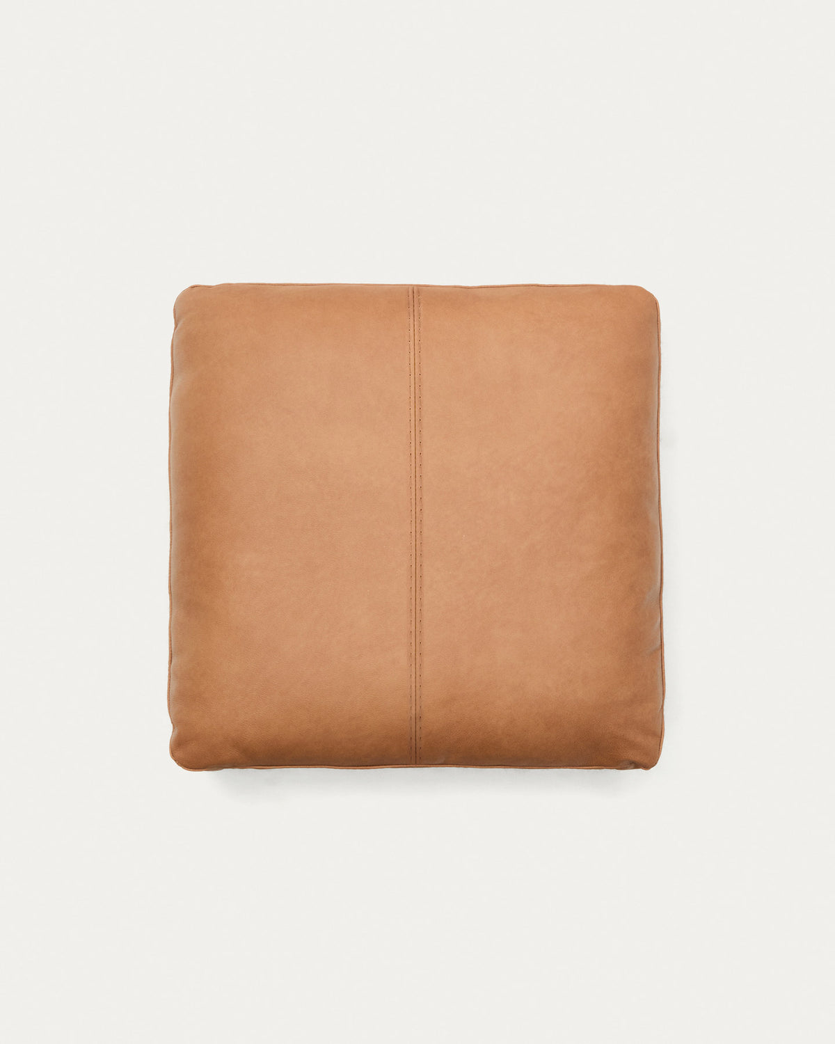 Kissen Blok aus braunem Leder 60 x 60 cm in Braun präsentiert im Onlineshop von KAQTU Design AG. Deko Kissen ist von Kave Home