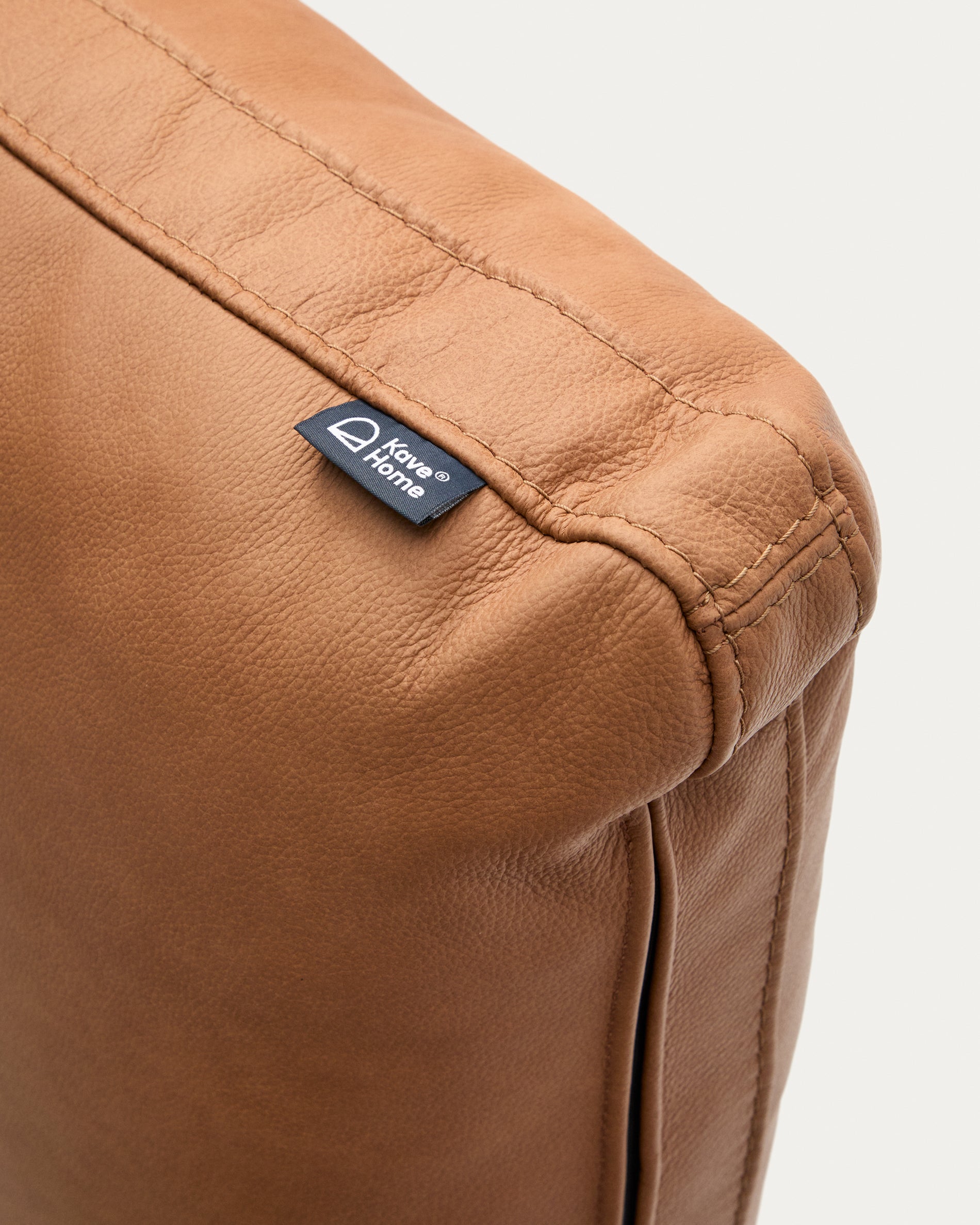 Kissen Blok aus braunem Leder 60 x 60 cm in Braun präsentiert im Onlineshop von KAQTU Design AG. Deko Kissen ist von Kave Home