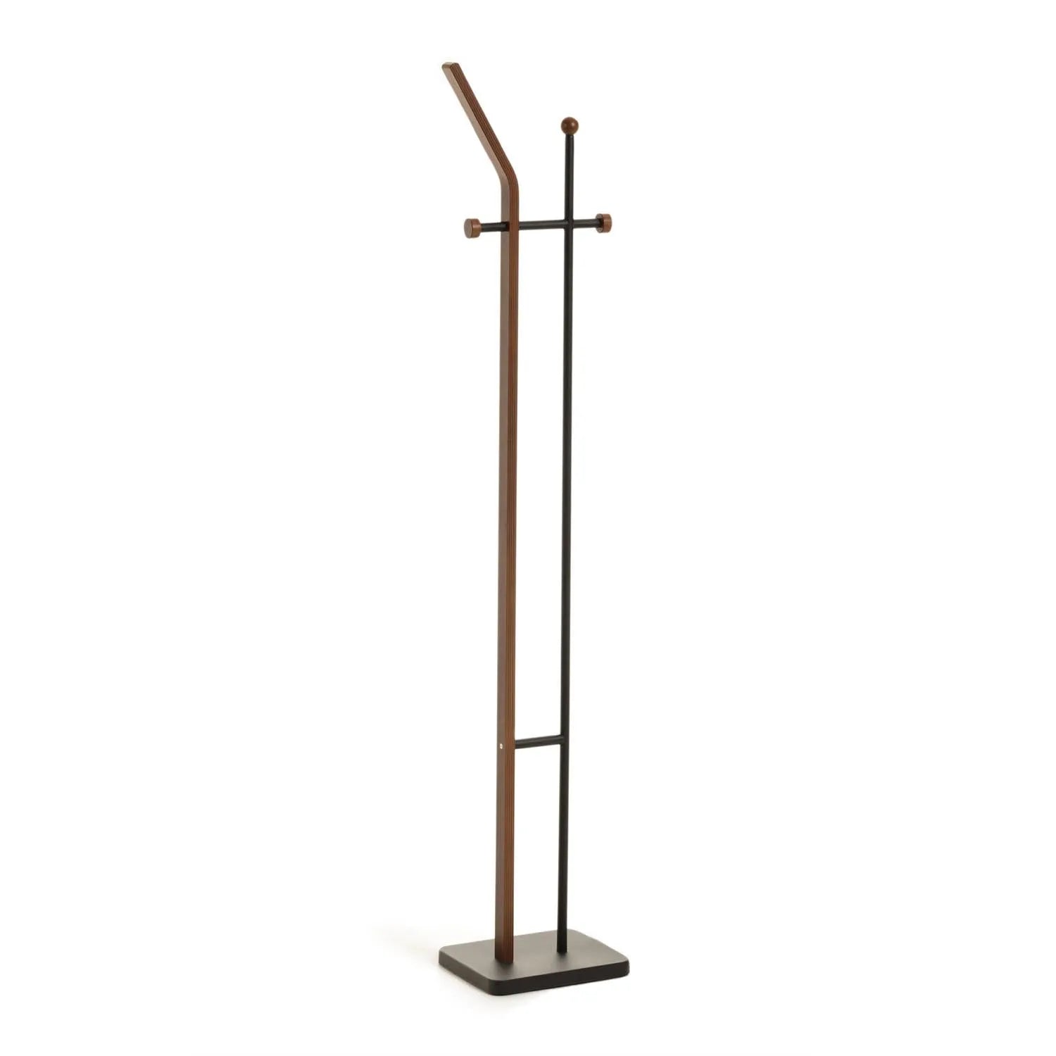 Die Magali-Garderobe von Kave Home kombiniert Eichenfurnier mit Walnuss-Finish und mattschwarzem Metall für stilvolle Funktionalität.