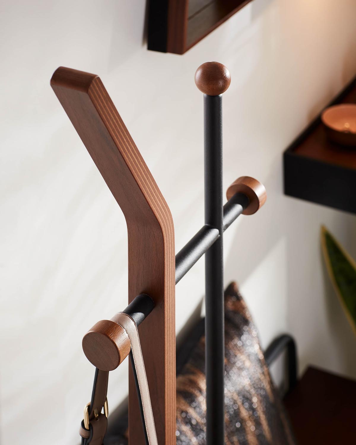 Moderne Magali Garderobe 172 cm aus Eiche und Metall von Kave Home.