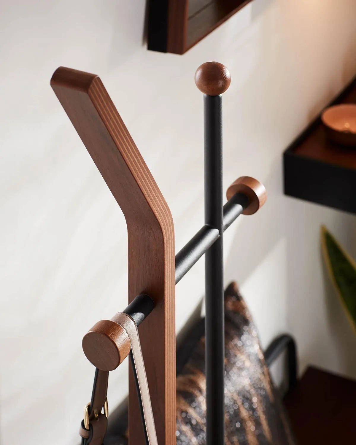 Moderne Magali Garderobe 172 cm aus Eiche und Metall von Kave Home.