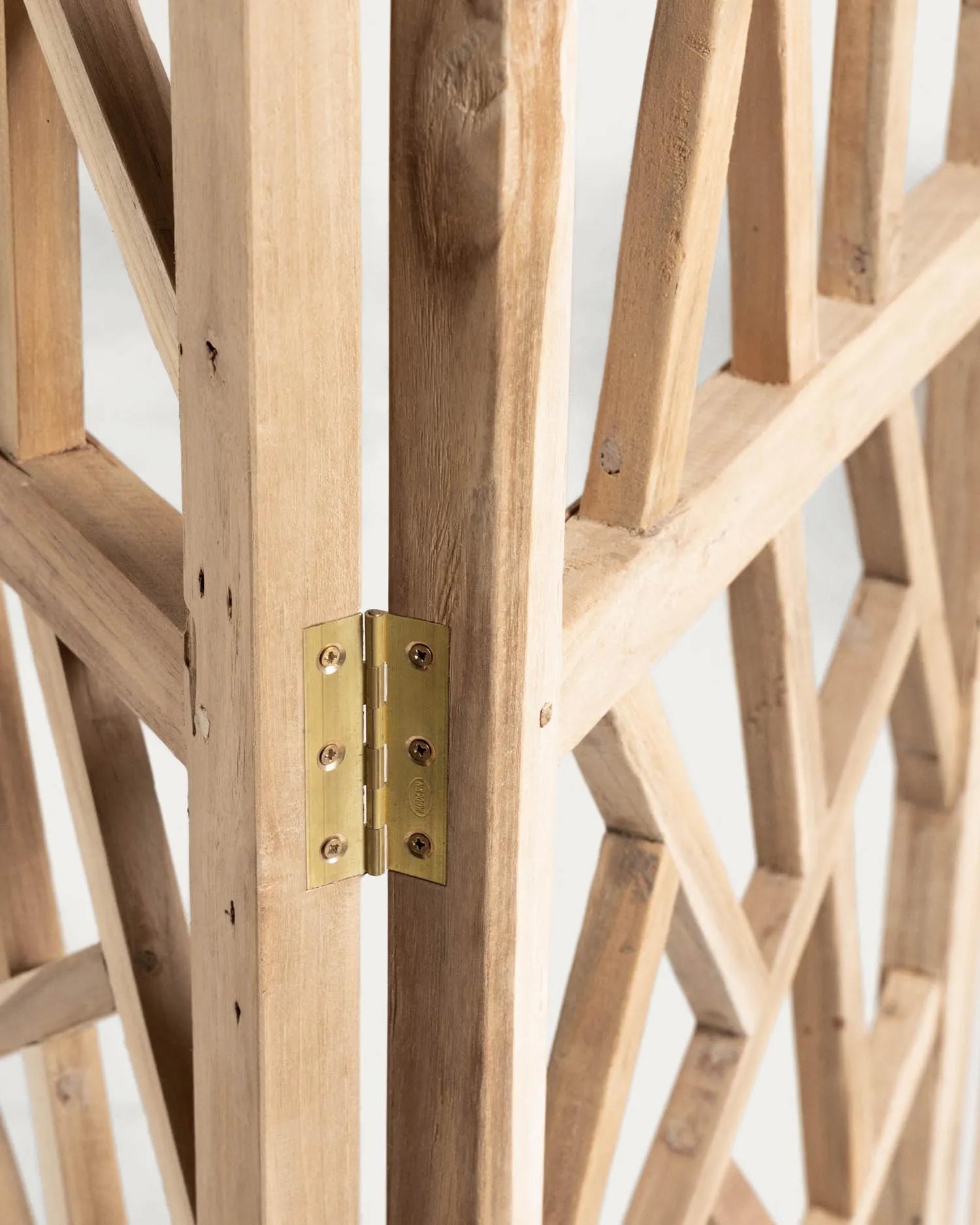 Eleganter Paravent aus recyceltem Teakholz, der mit natürlicher Schönheit und Funktionalität jeden Raum bereichert.