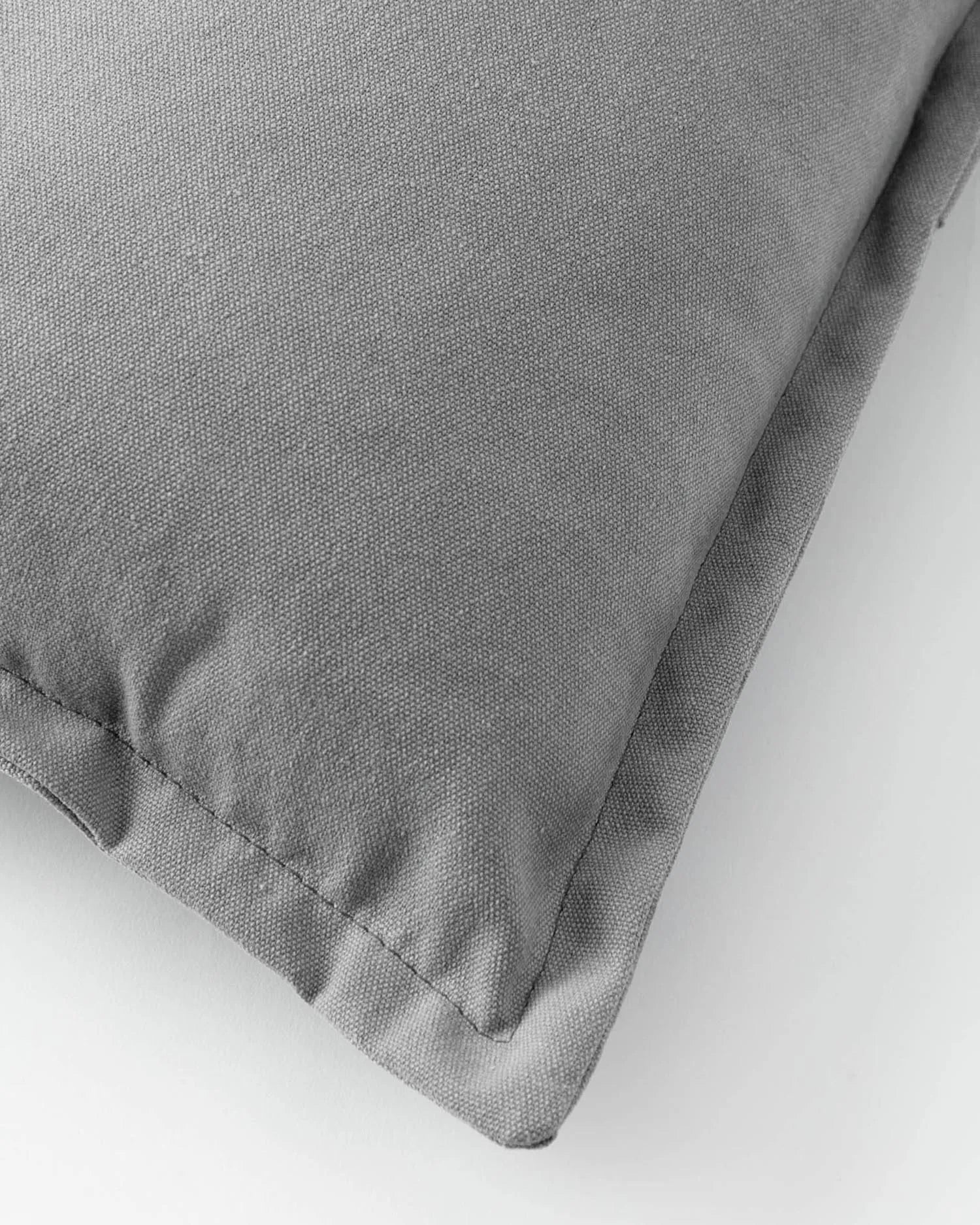Lisette Kissenbezug 45 x 45 cm in grau in Grau präsentiert im Onlineshop von KAQTU Design AG. Deko Kissenbezug ist von Kave Home