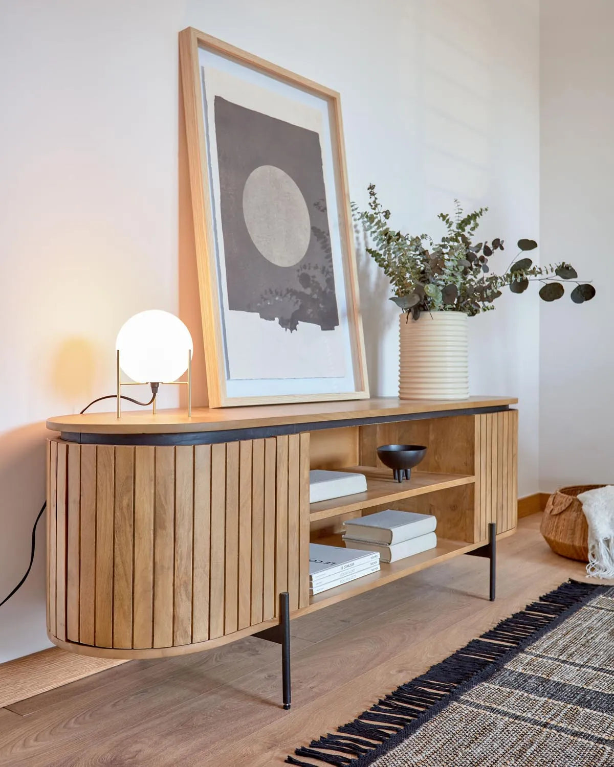 Stilvoller TV-Schrank aus Mangoholz mit schwarzem Metall, 160x56 cm.