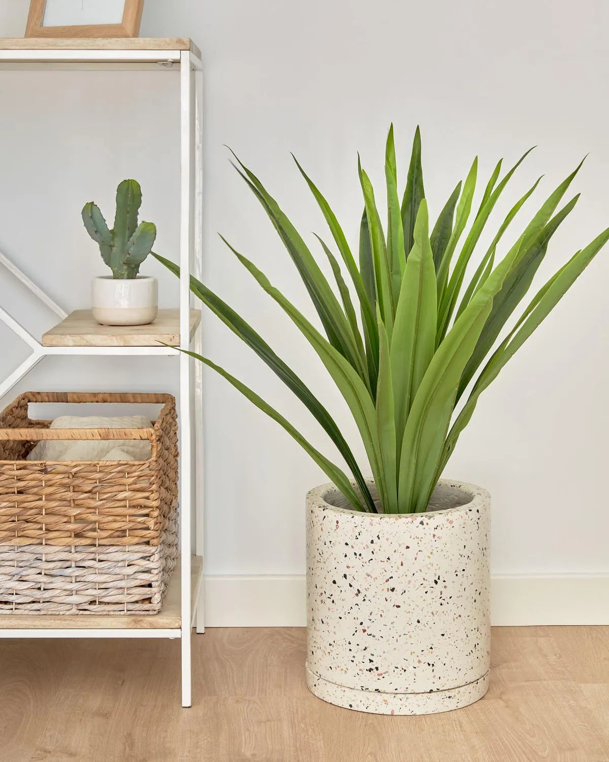 Zelena Yucca: Pflegeleichte Kunstpflanze für zeitlose Eleganz.