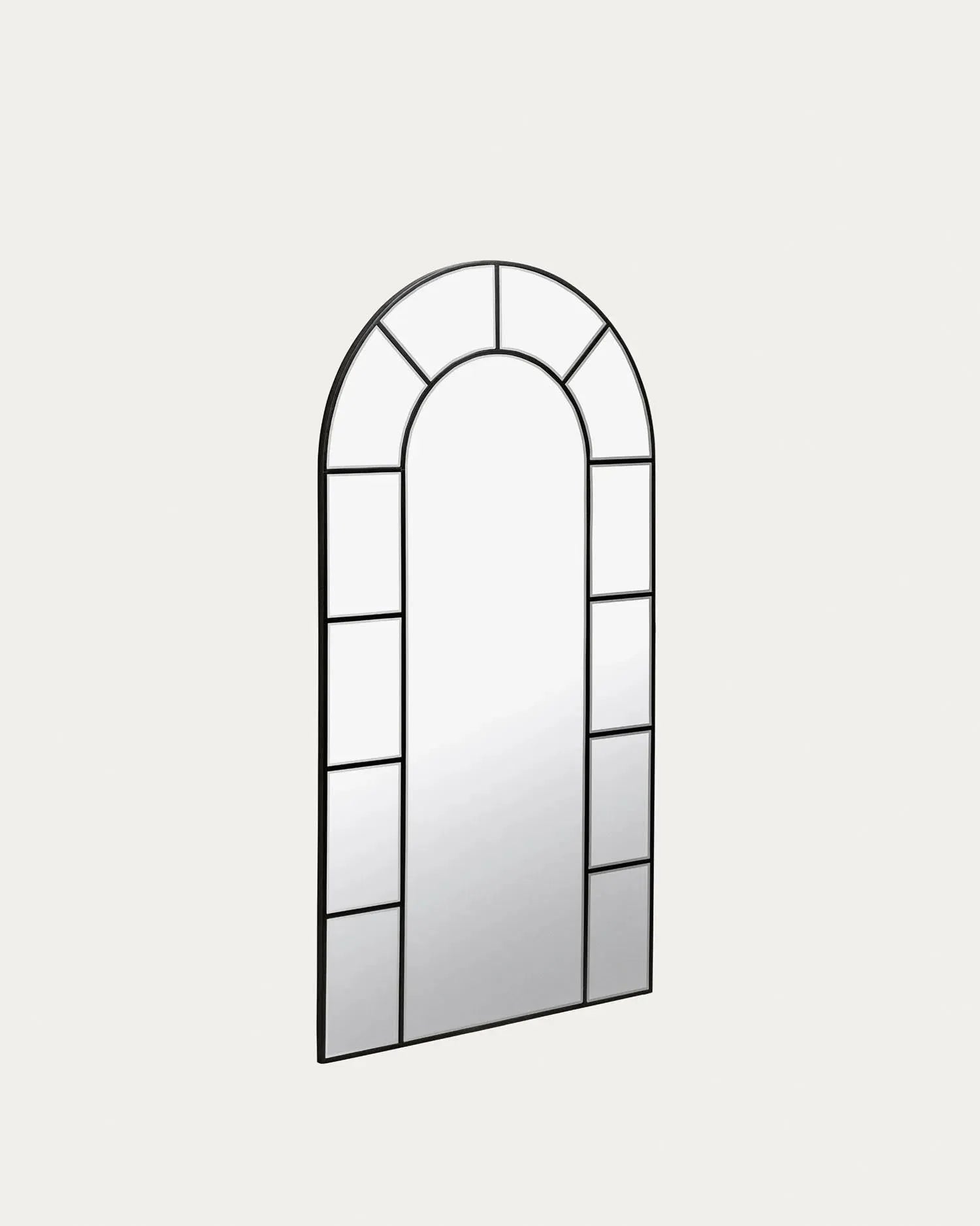Eleganter Nediva Spiegel 88x165 cm von Kave Home: Schwarzer MDF-Rahmen, Fensterdesign, zeitlos, vielseitig, ideal für Flur oder Schlafzimmer.