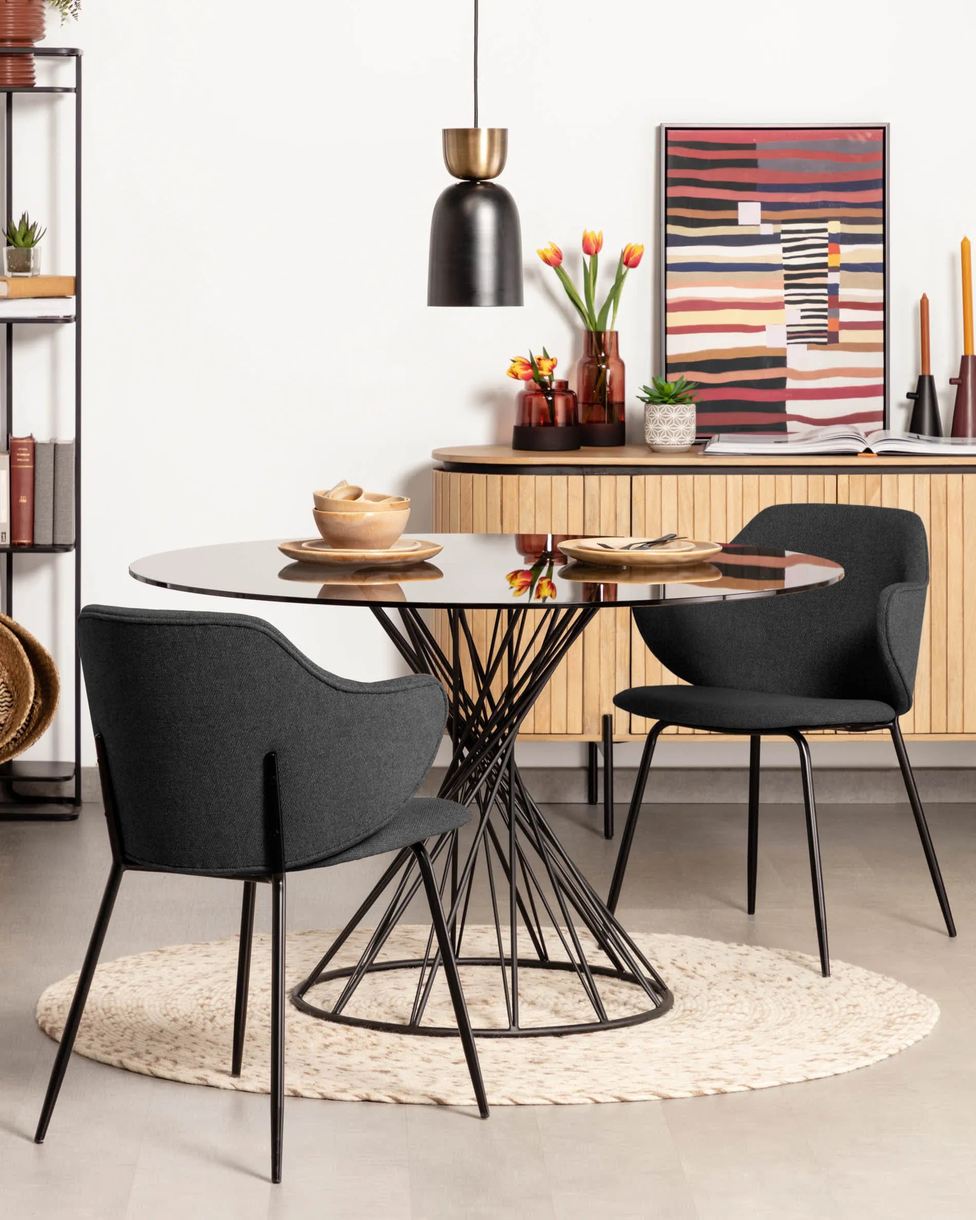 Eleganter, handgewebter Wollteppich in Grau, Ø 150 cm, für stilvolle Wohnräume.