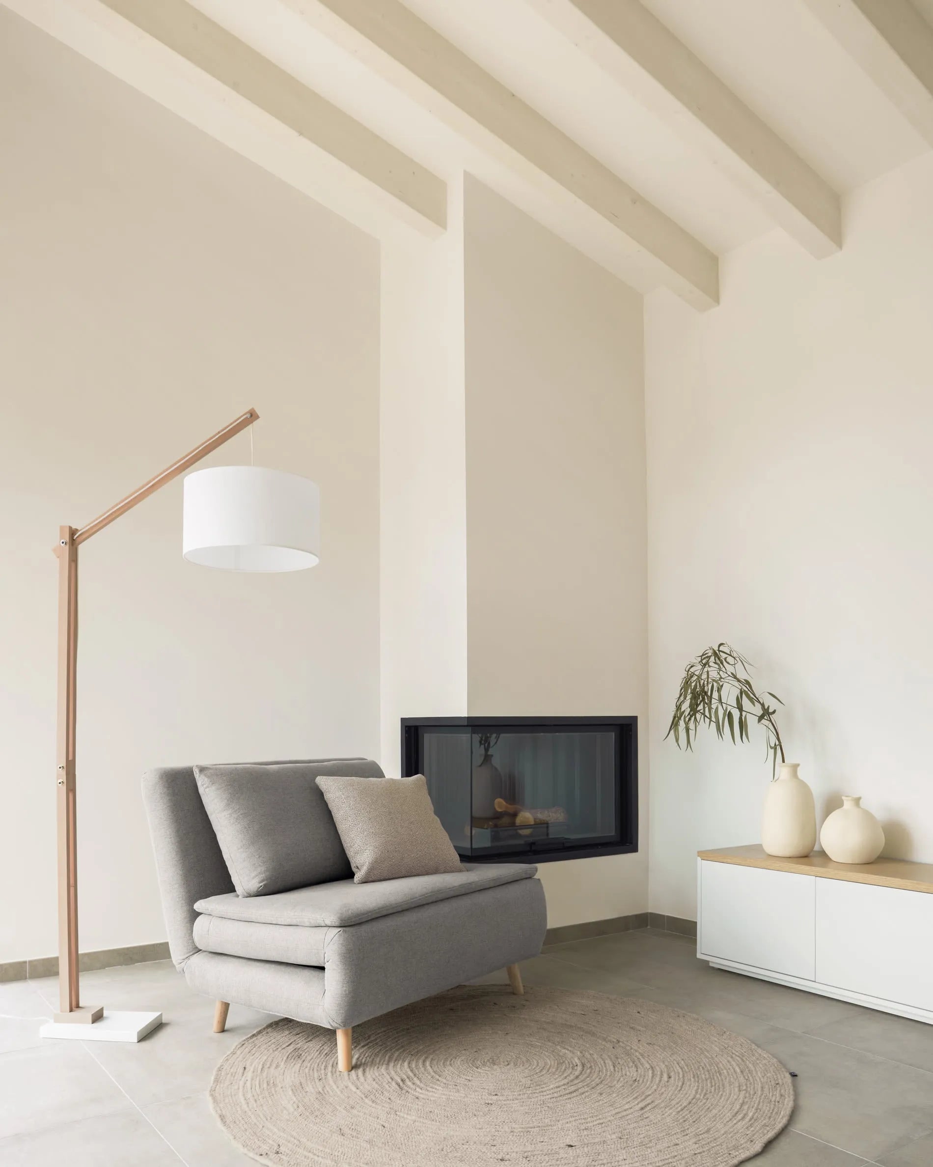 Eleganter, handgewebter Wollteppich in Grau, Ø 200 cm, für stilvolle und gemütliche Wohnräume.