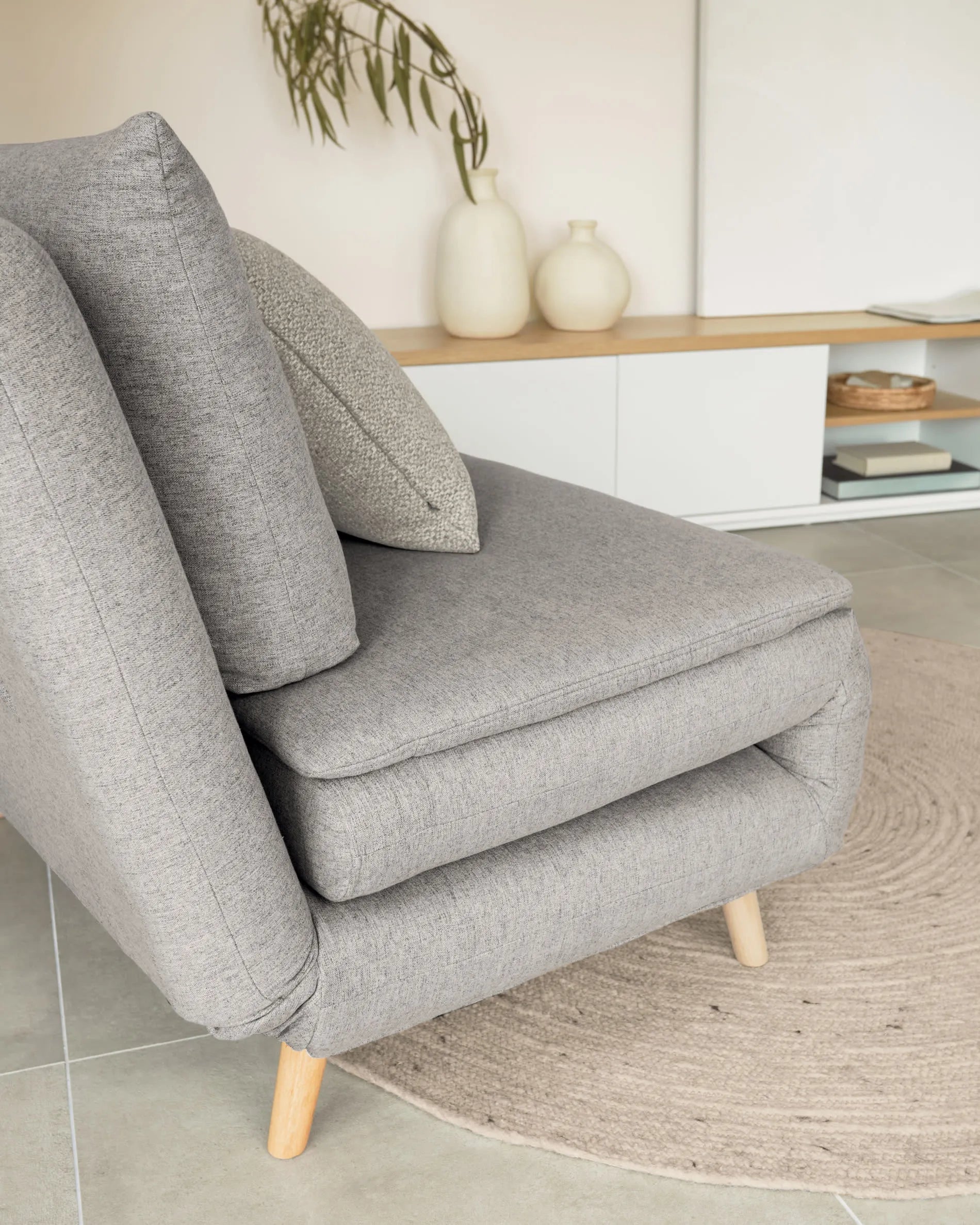 Eleganter, handgewebter Wollteppich in Grau, Ø 200 cm, für stilvolle und gemütliche Wohnräume.